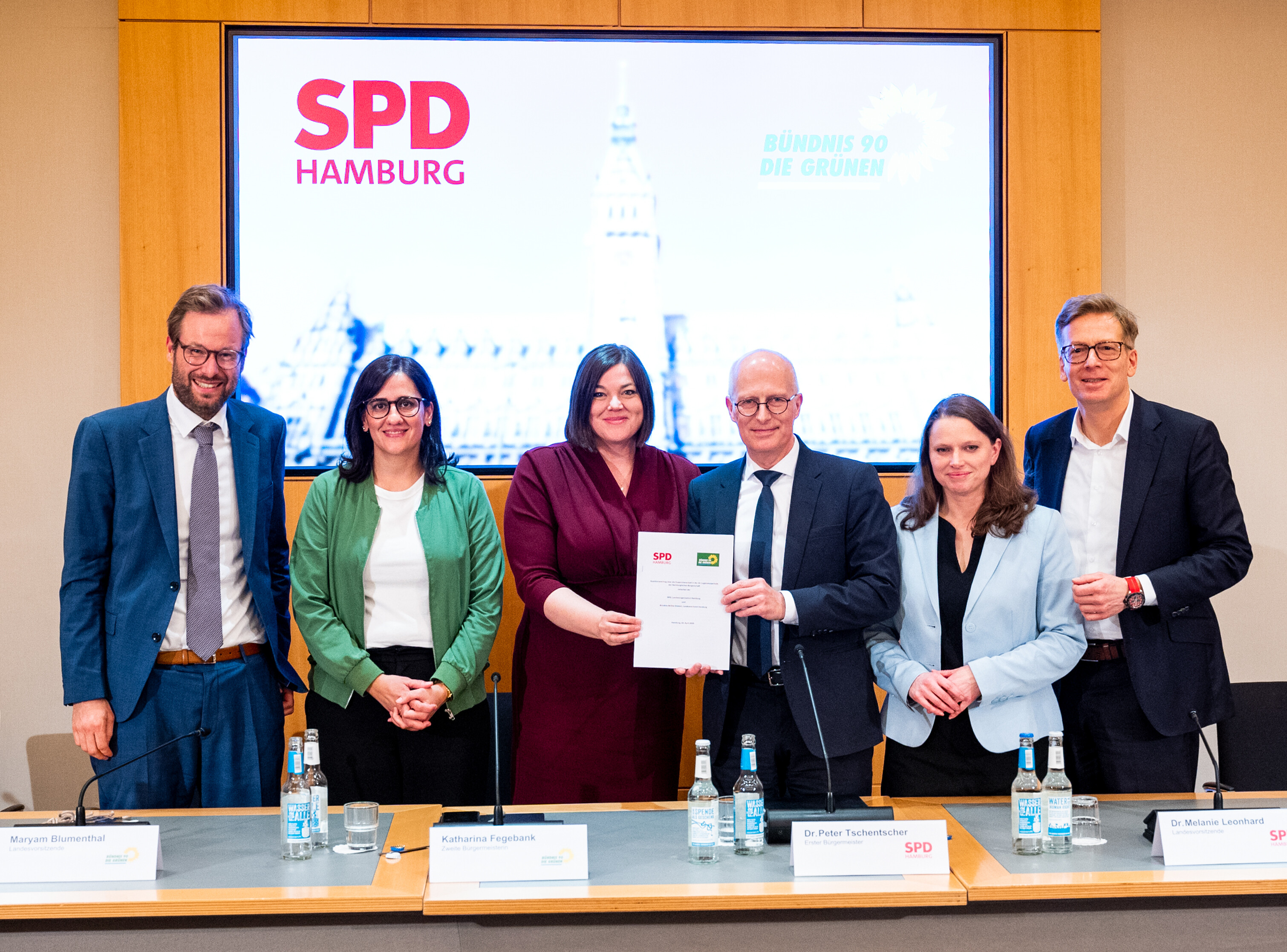 Mitglieder der Hamburger Bürgerschaft mit dem Koalitionsvertrag der Rot-Grünen Regierung.
