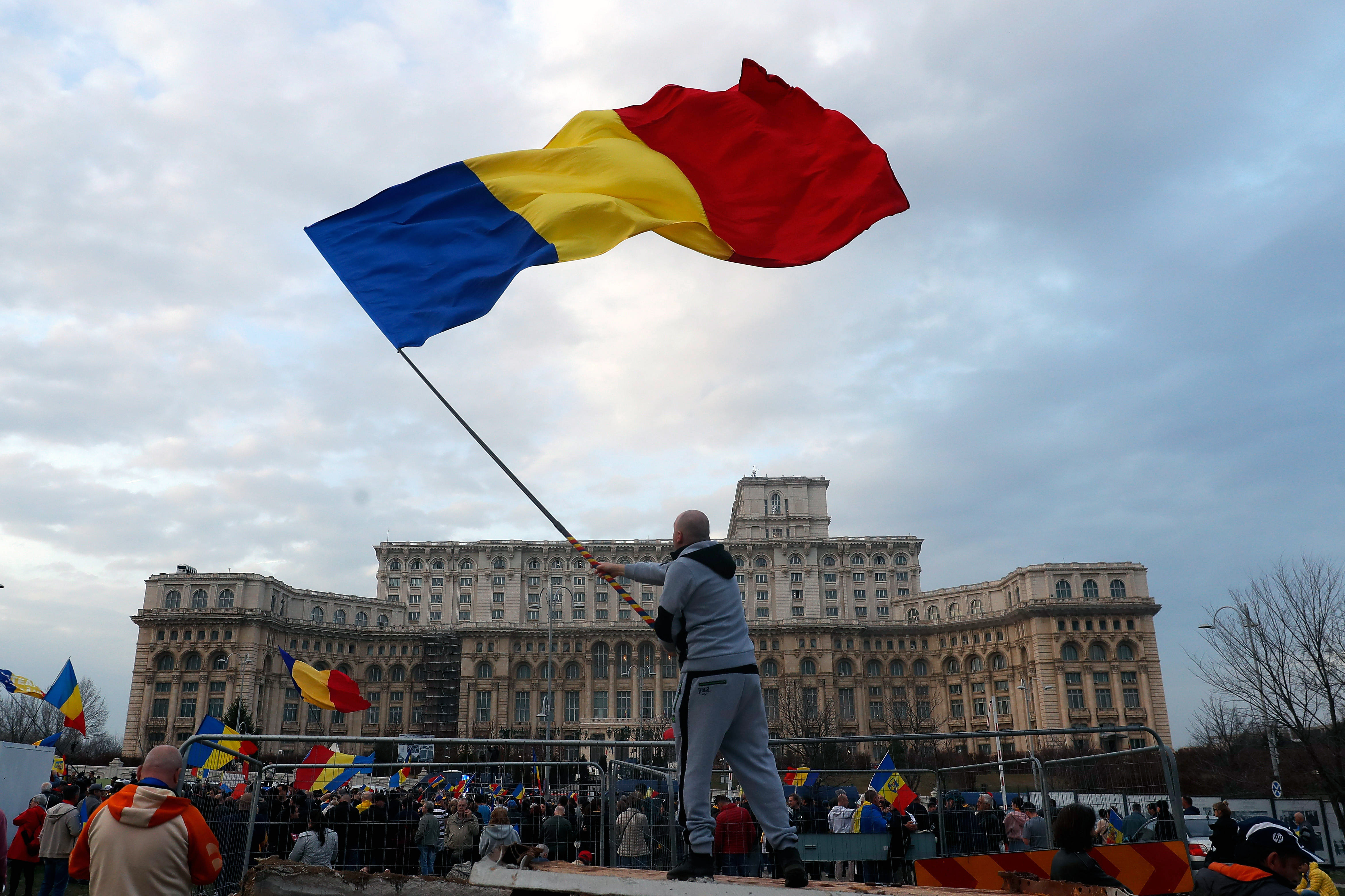 Demonstration vor dem Verfassungsgericht in Bukarest im März: Der Ausschluss von Călin Georgescu von der Präsidentschaftswahl polarisiert in Rumänien.