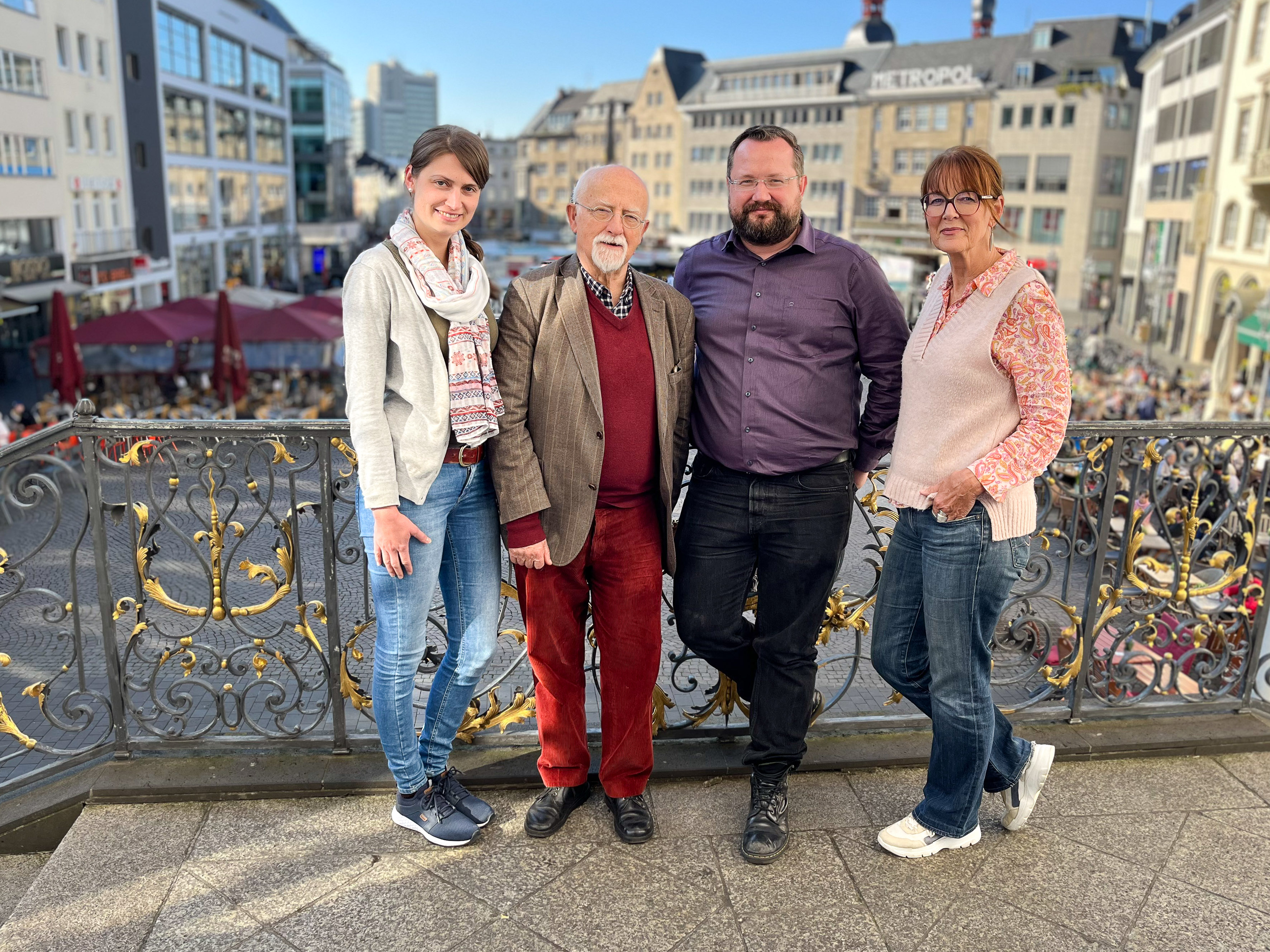 Hilfe im Rathaus: Mit Unterstützung von Dorothe Wolfert (l.) und Ilona Petersen (r.) bieten Bernhard „Felix“ von Grünberg (2. v. l.)und Alois Saß seit vielen Jahren in Bonn Mieter- und Sozialberatung an.