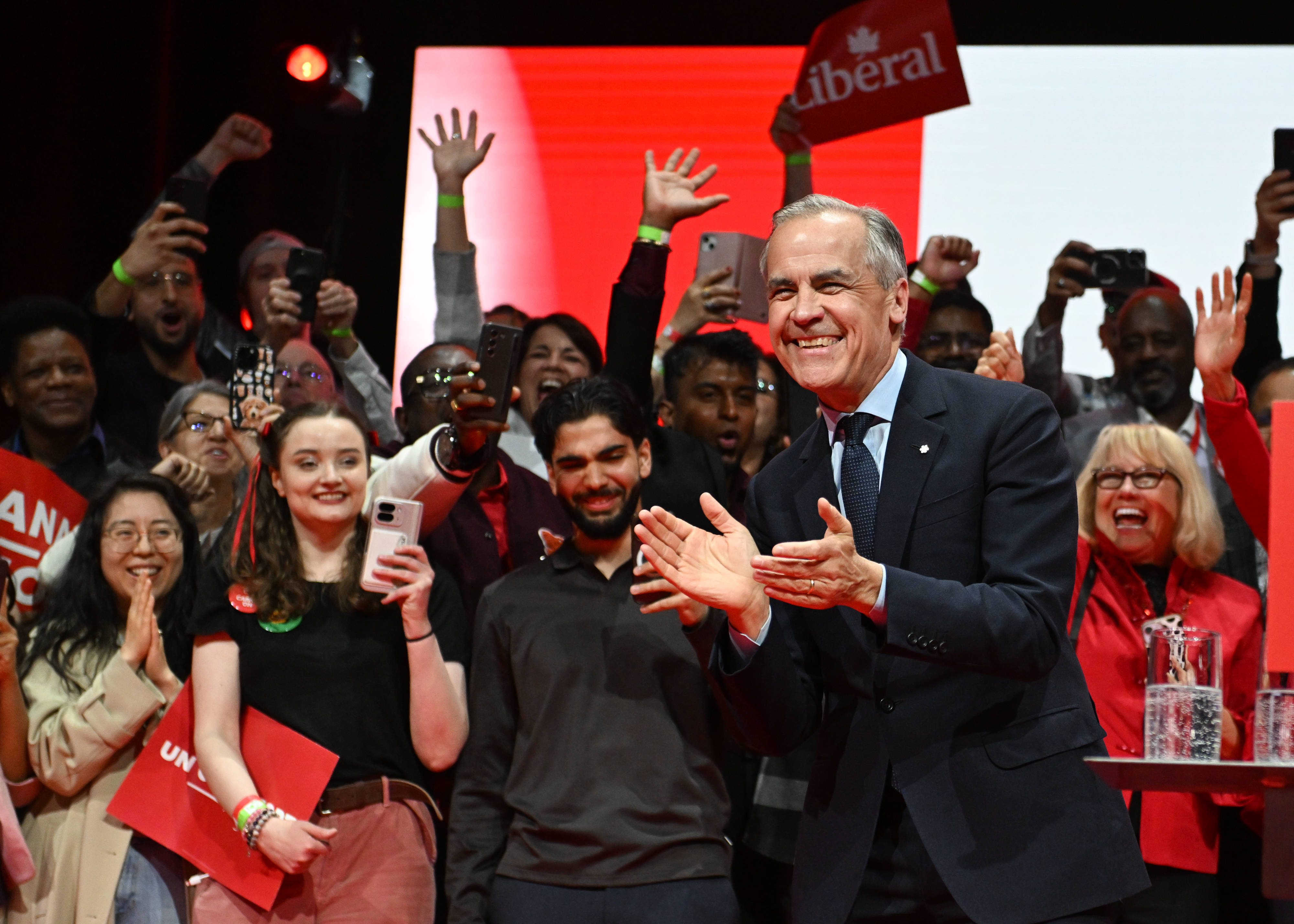So sehen Sieger aus: Ministerpräsident Mark Carney wird von seinen Anhängern am Wahlabend des 28. April 2025 gefeiert.