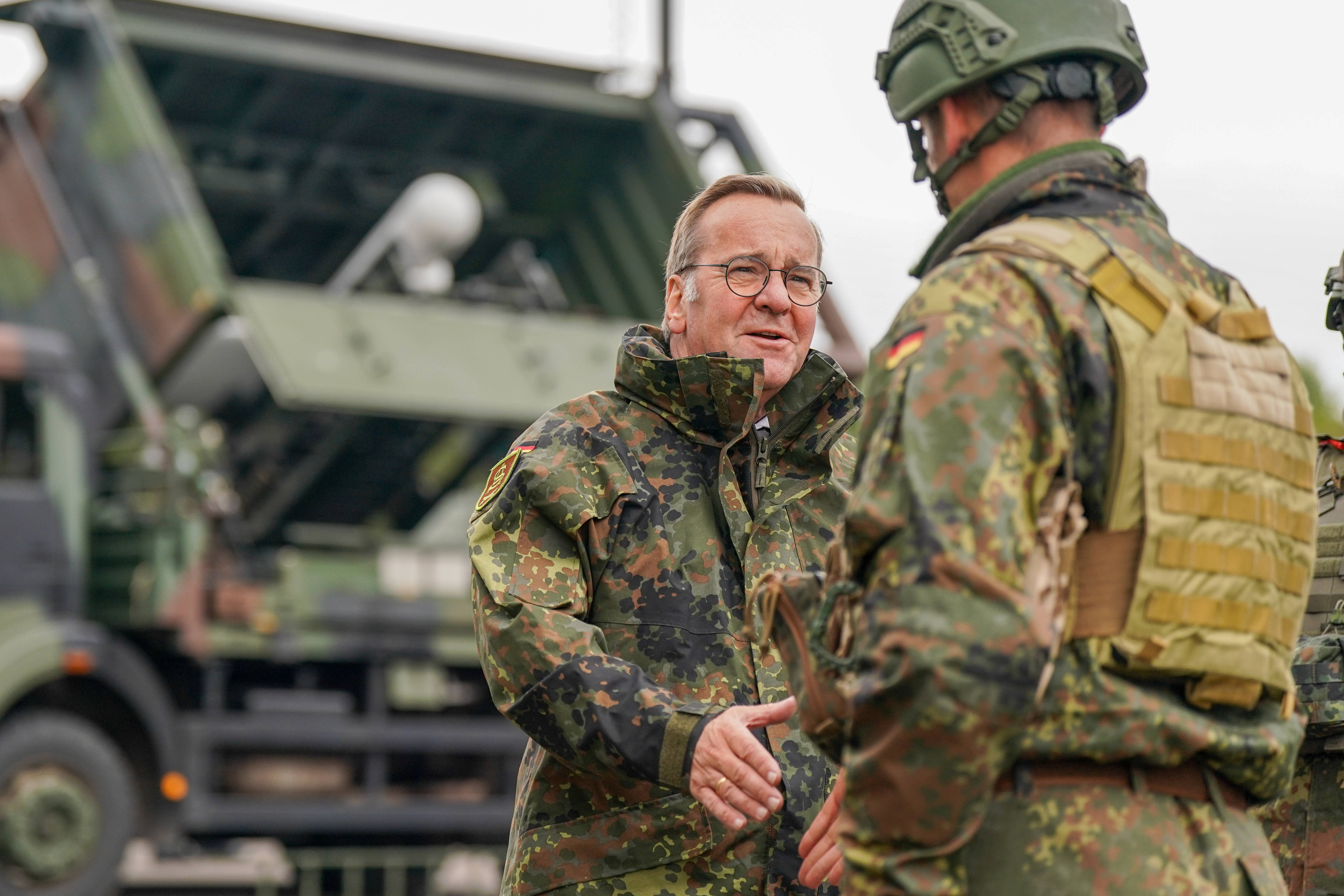 Auf das Personal kommt es an: Bundesverteidigungsminister Boris Pistorius begrüßt einen Soldaten der Bundeswehr in der Artillerieschule Idar-Oberstein.