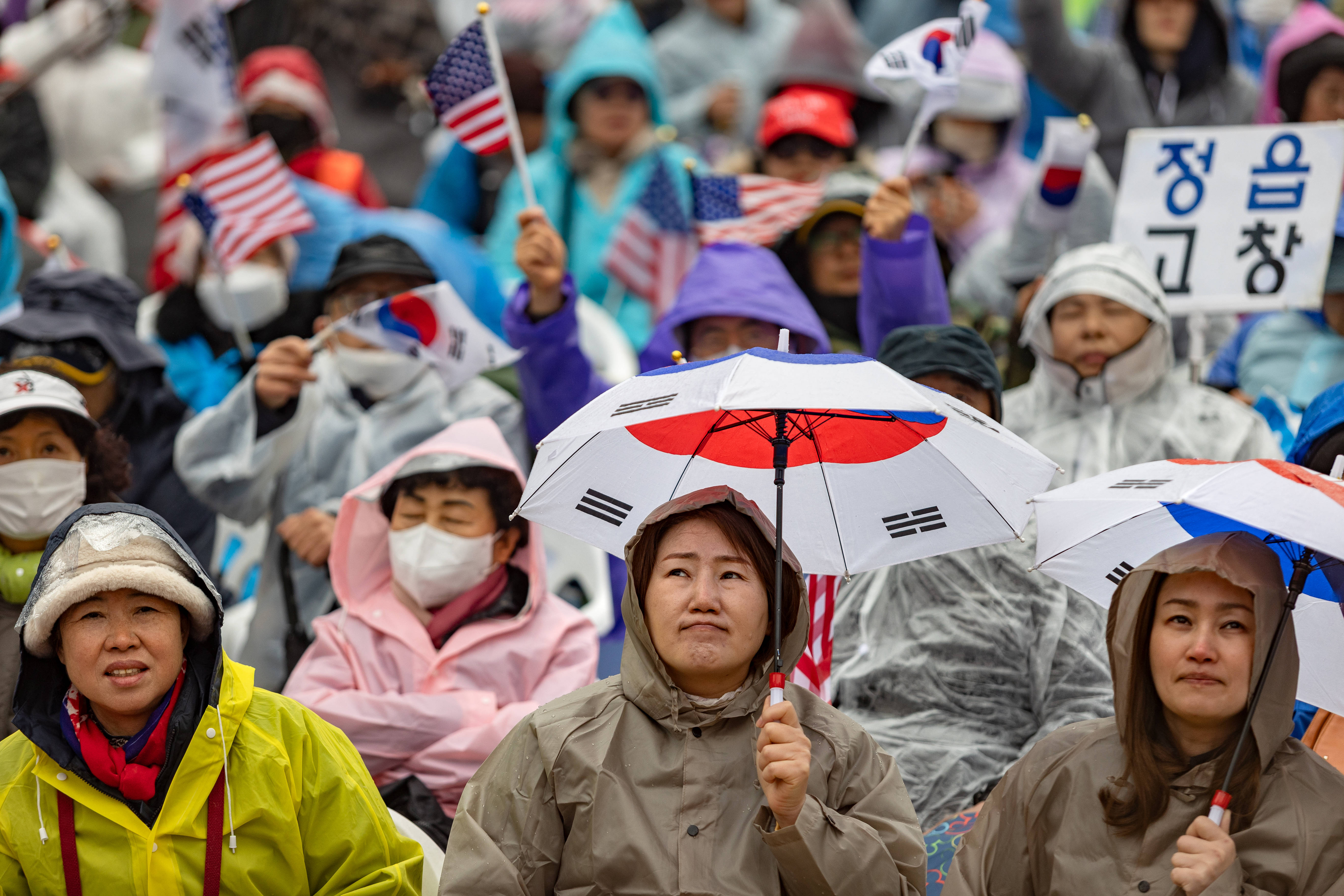 Halten weiter zum abgesetzten Präsidenten: Unterstützer*innen von Yoon Suk-yeol am 5. April in Seoul