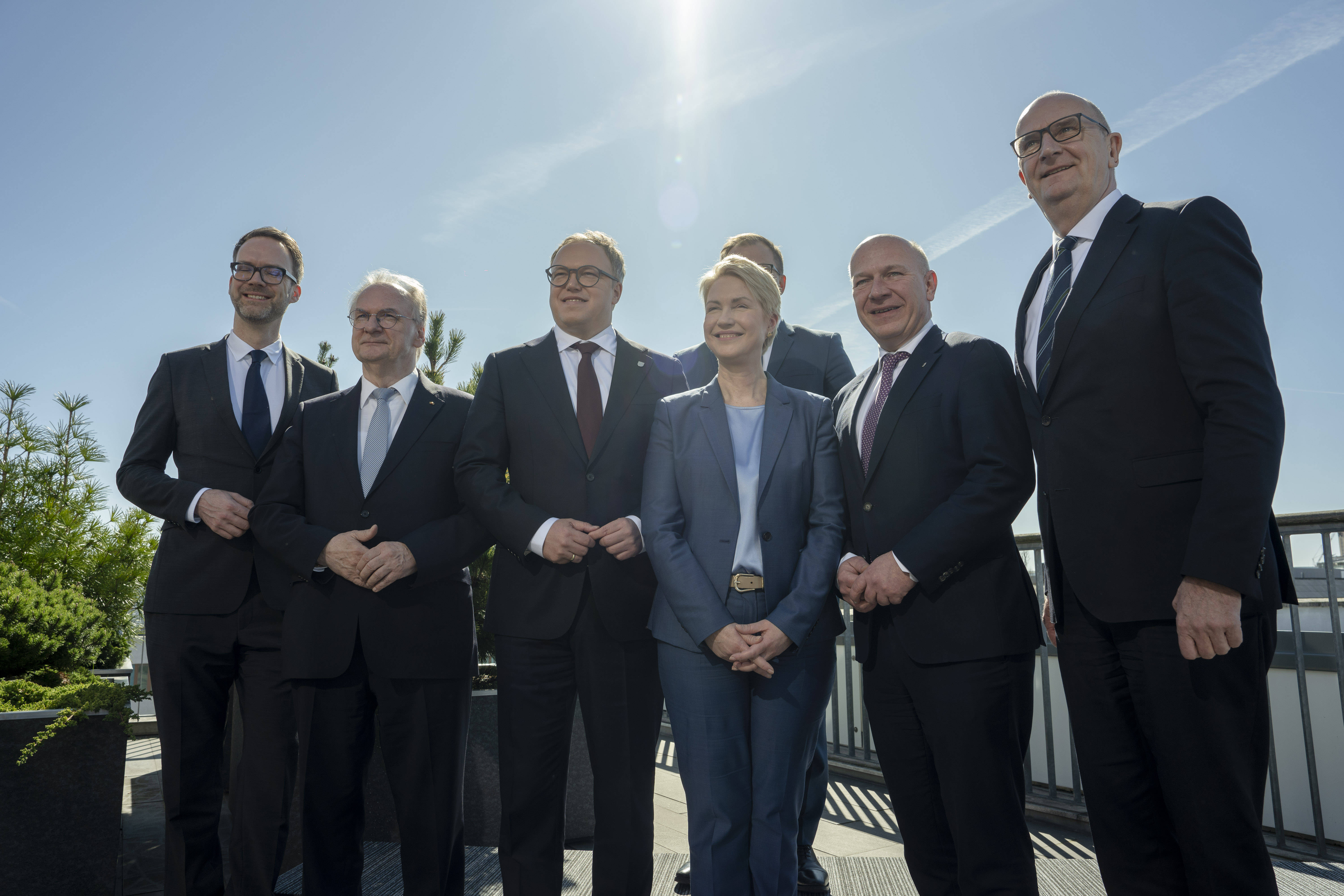 Treffen bei bestem Wetter: Die Ministerpräsident*innen der ostdeutschen Bundesländer sind am Donnerstag in Berlin zusammengekommen.