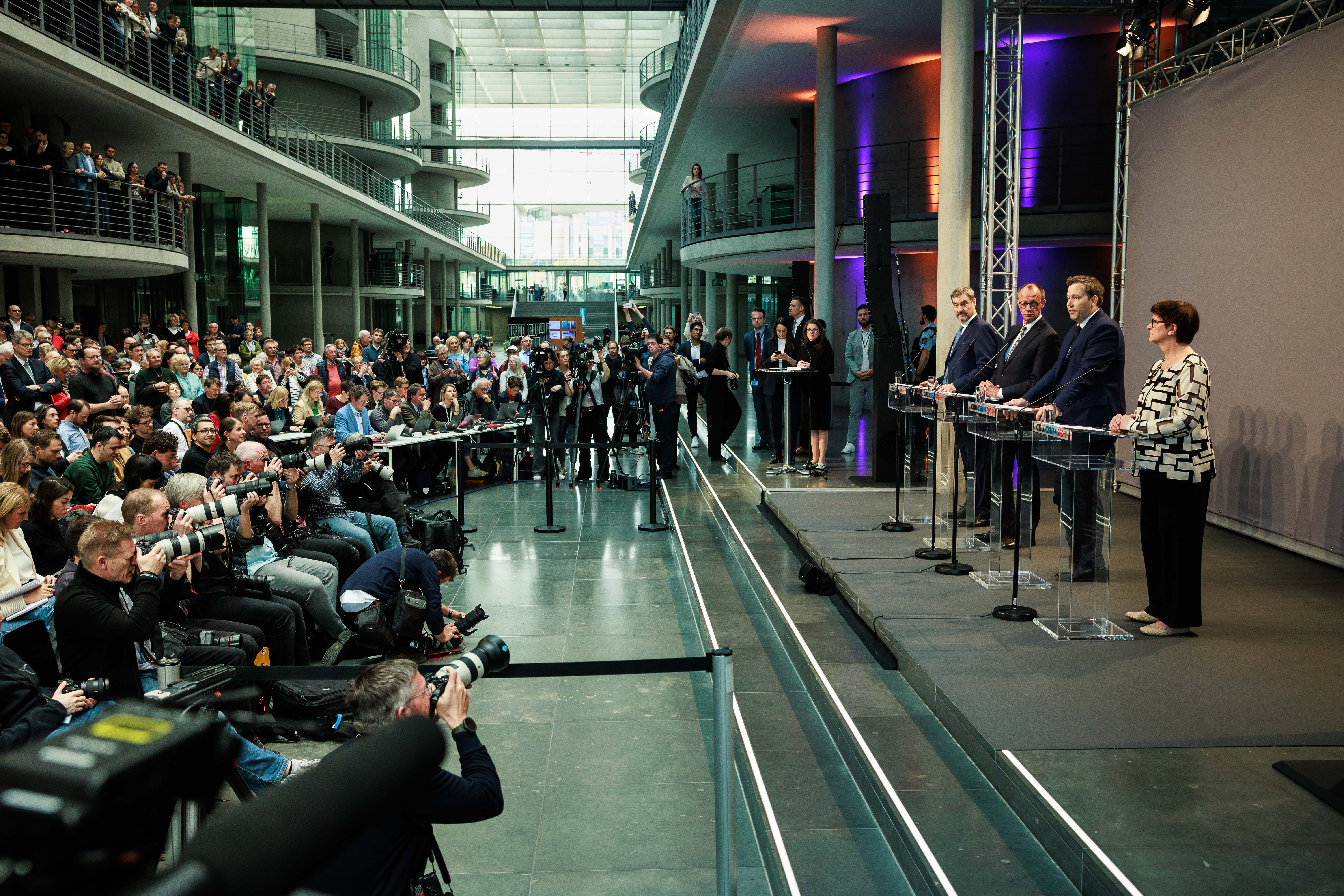 Großes Gedränge im Paul-Löbe-Haus: Die Vorsitzenden von SPD, CDU und CSU haben am Mittwoch den Entwurf ihres Koalitionsvertrags vorgestellt.