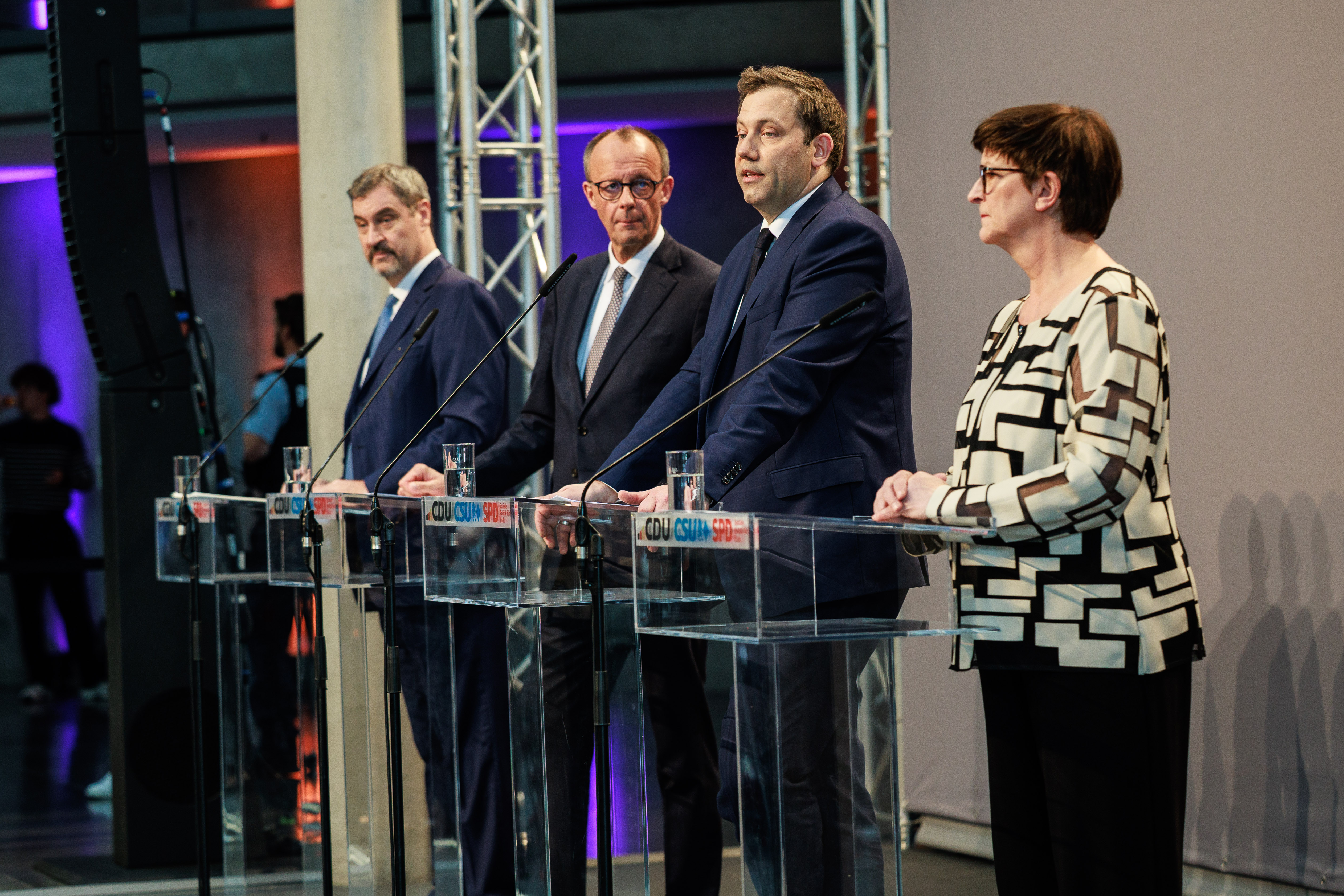 Wollen Brücken bauen: Die Parteichef*innen von SPD, CDU und CSU, Saskia Esken, Lars Klingbeil, Friedrich Merz und Markus Söder bei der Vorstellung des Koalitionsvertrags am 9. April
