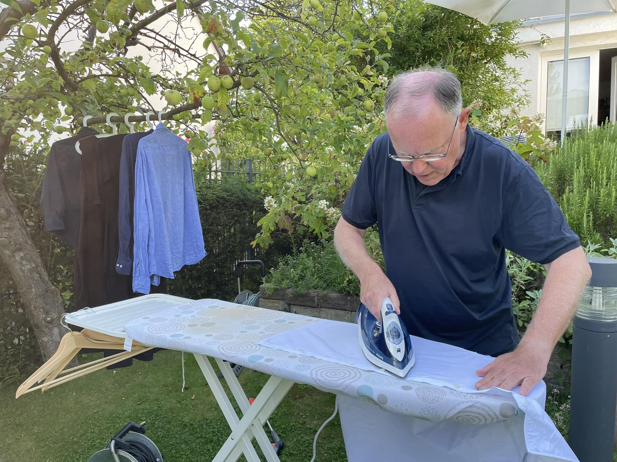 Stephan Weil beim Bügeln in seinem Garten.