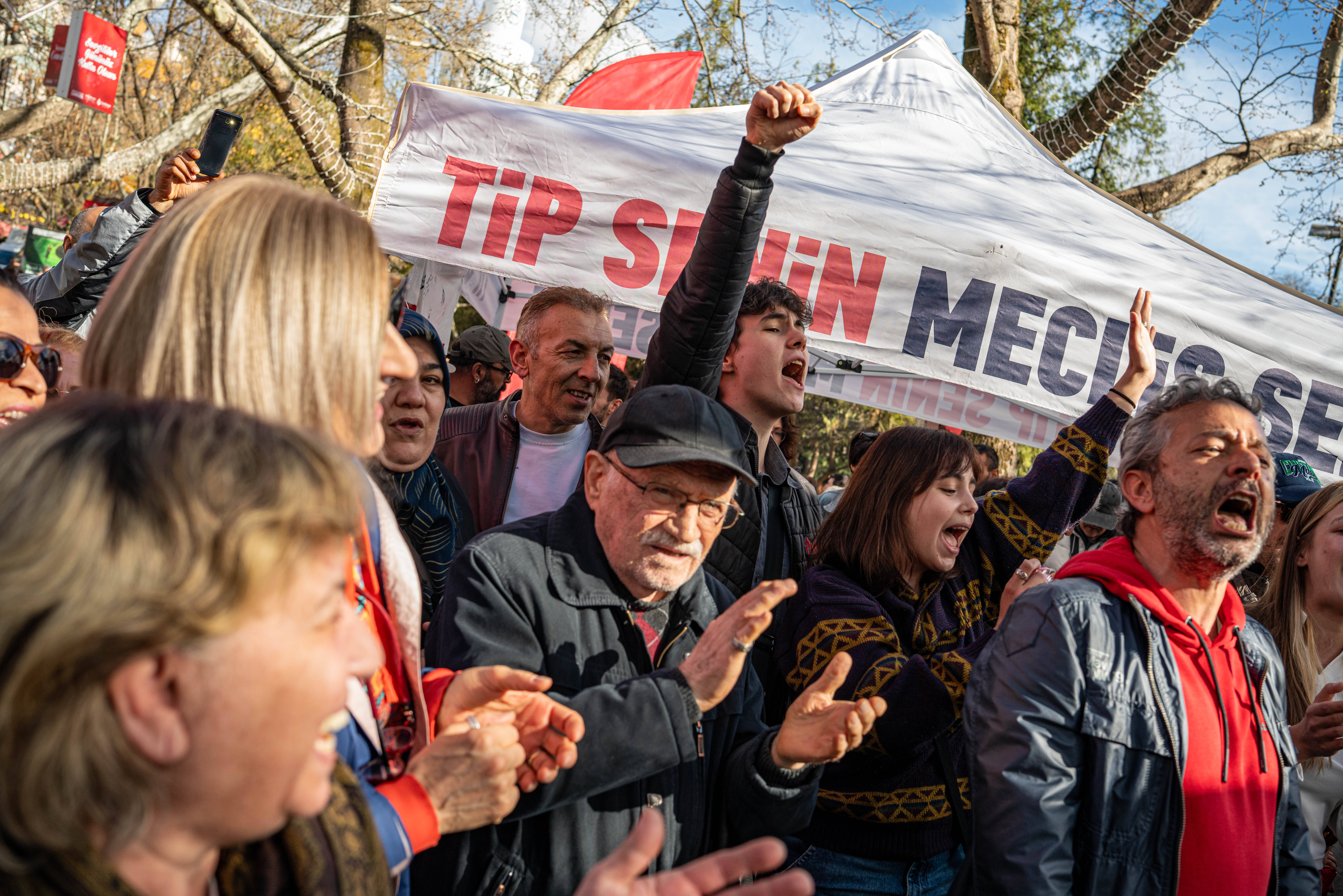In Ankara protestieren Menschen gegen die Verhaftung von Ekrem İmamoğlu.