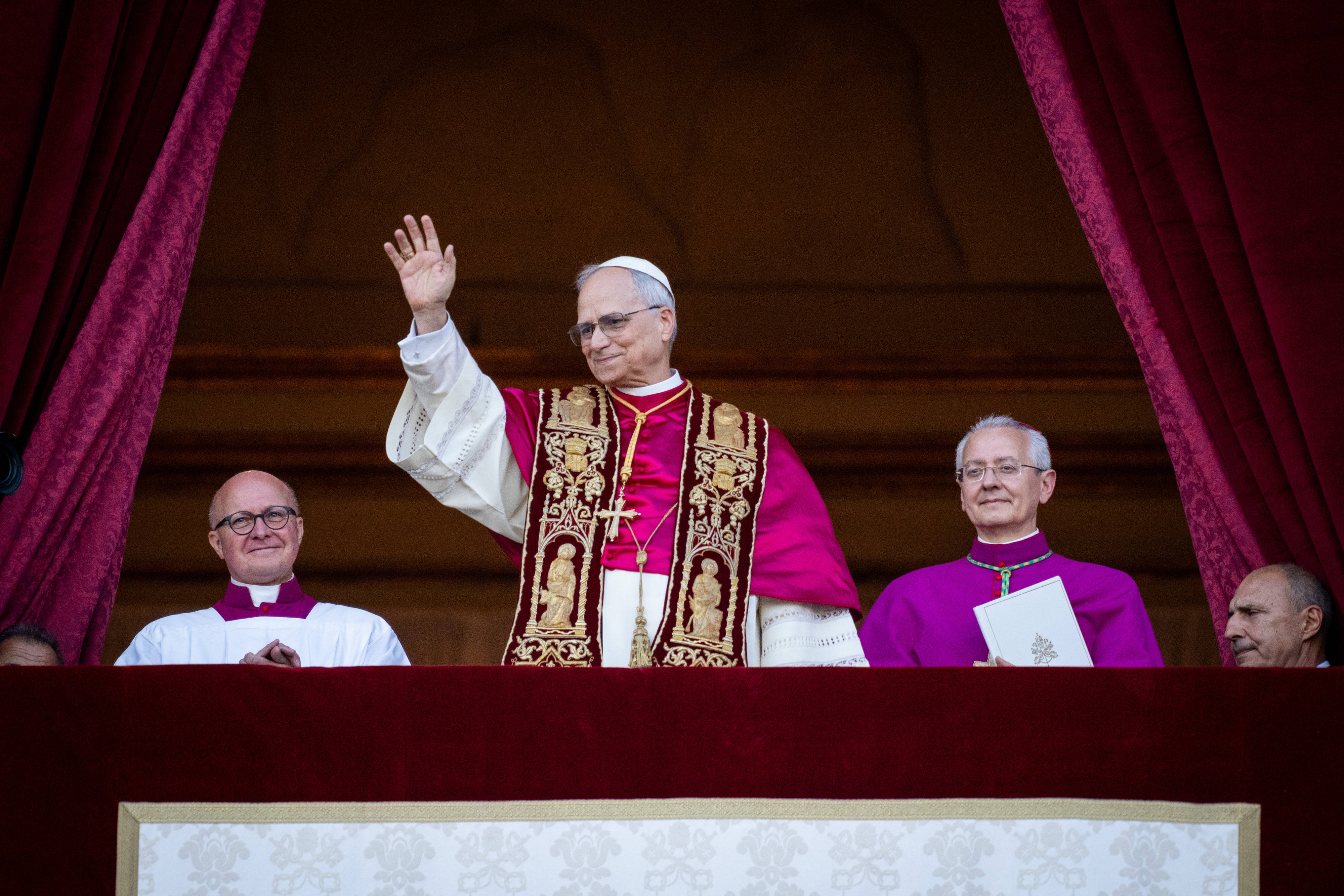 Der neue Papst Leo XIV. richtet am Donnerstagabend auf dem Petersplatz seine ersten Worte an die Gläubigen.