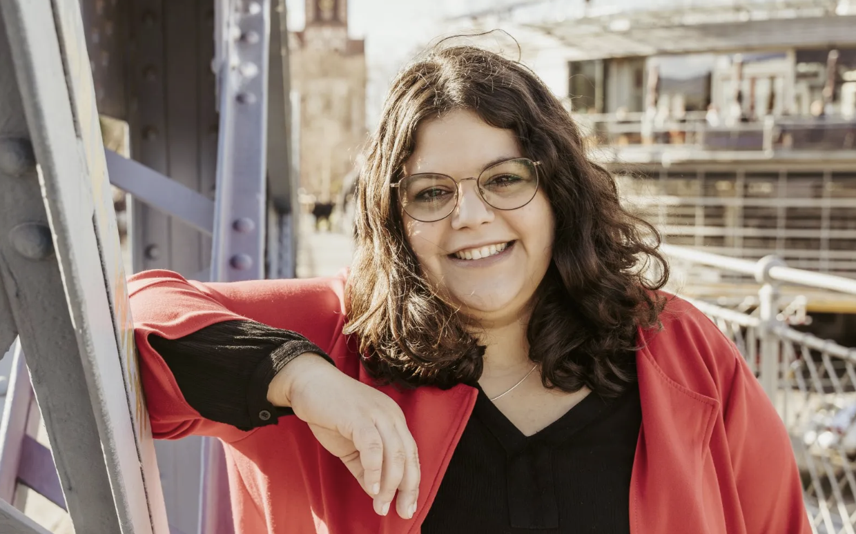 Die SPD-Europaabgeordnete Vivien Costanzo lehnt an einer Brücke.