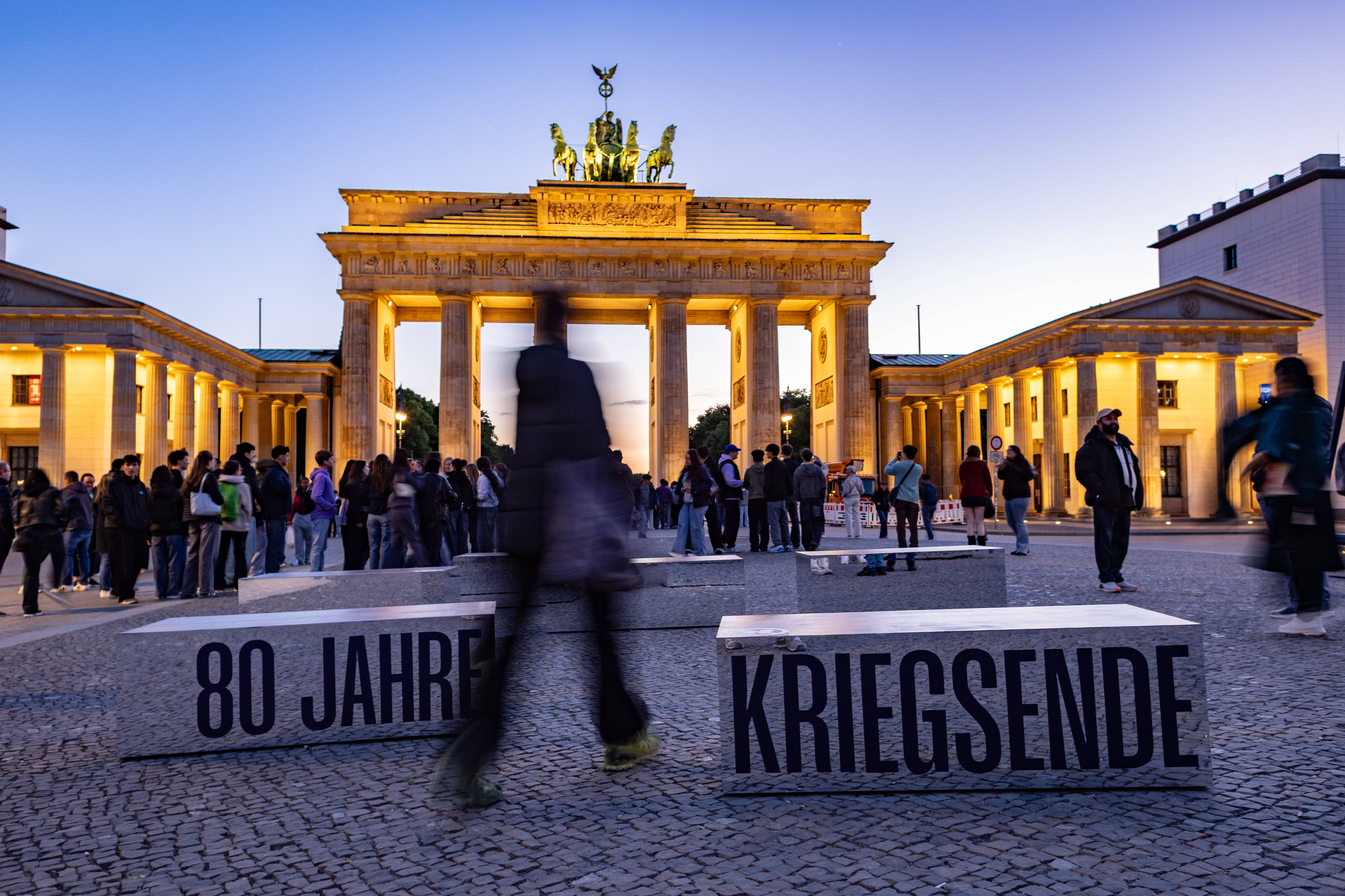 Schriftzug vor dem Brandenburger Tor: „80 Jahre Kriegsende“