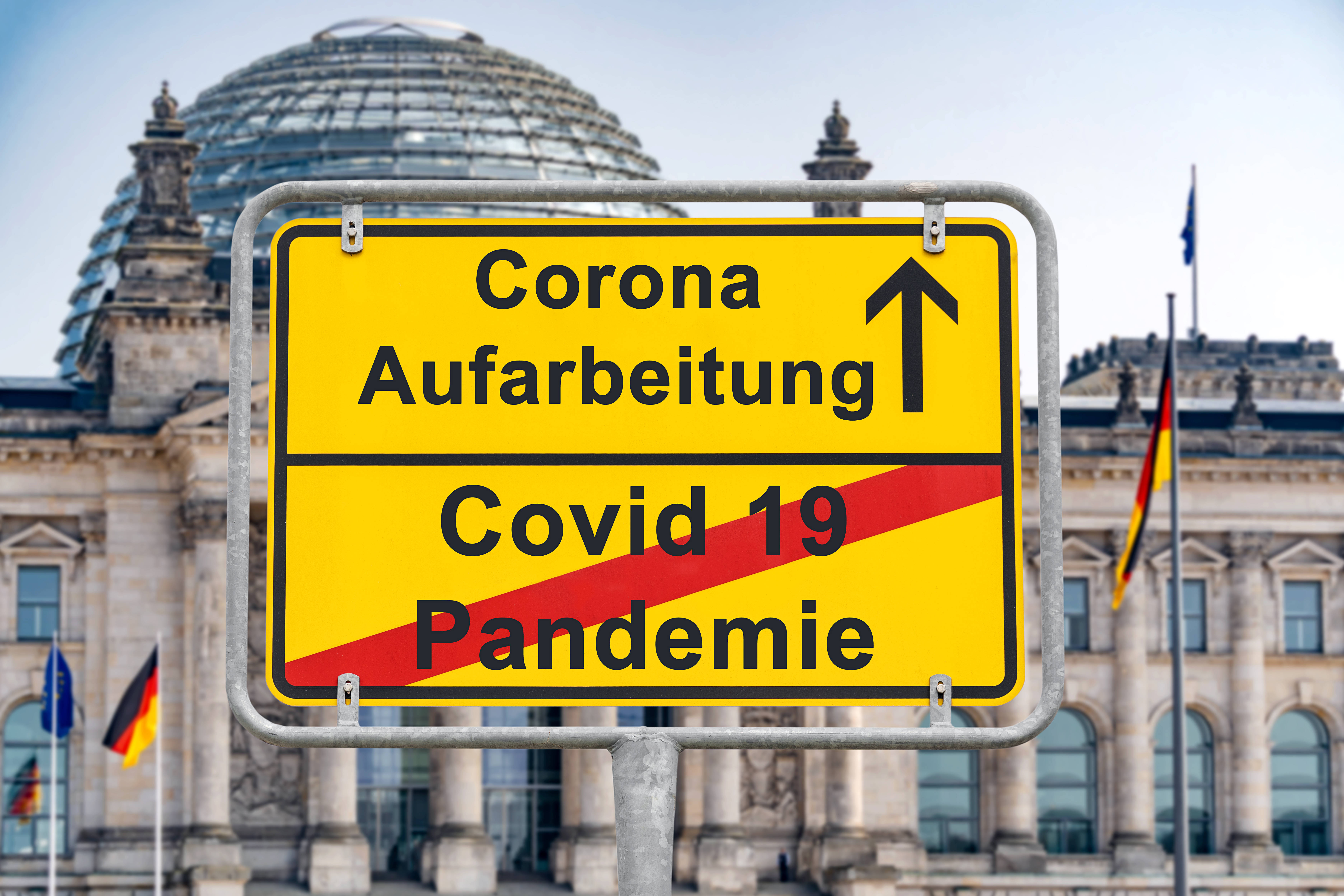 Fotomontage: Schild mit der Aufschrift "Corona-Aufarbeitung" vor dem Reichstagsgebäude