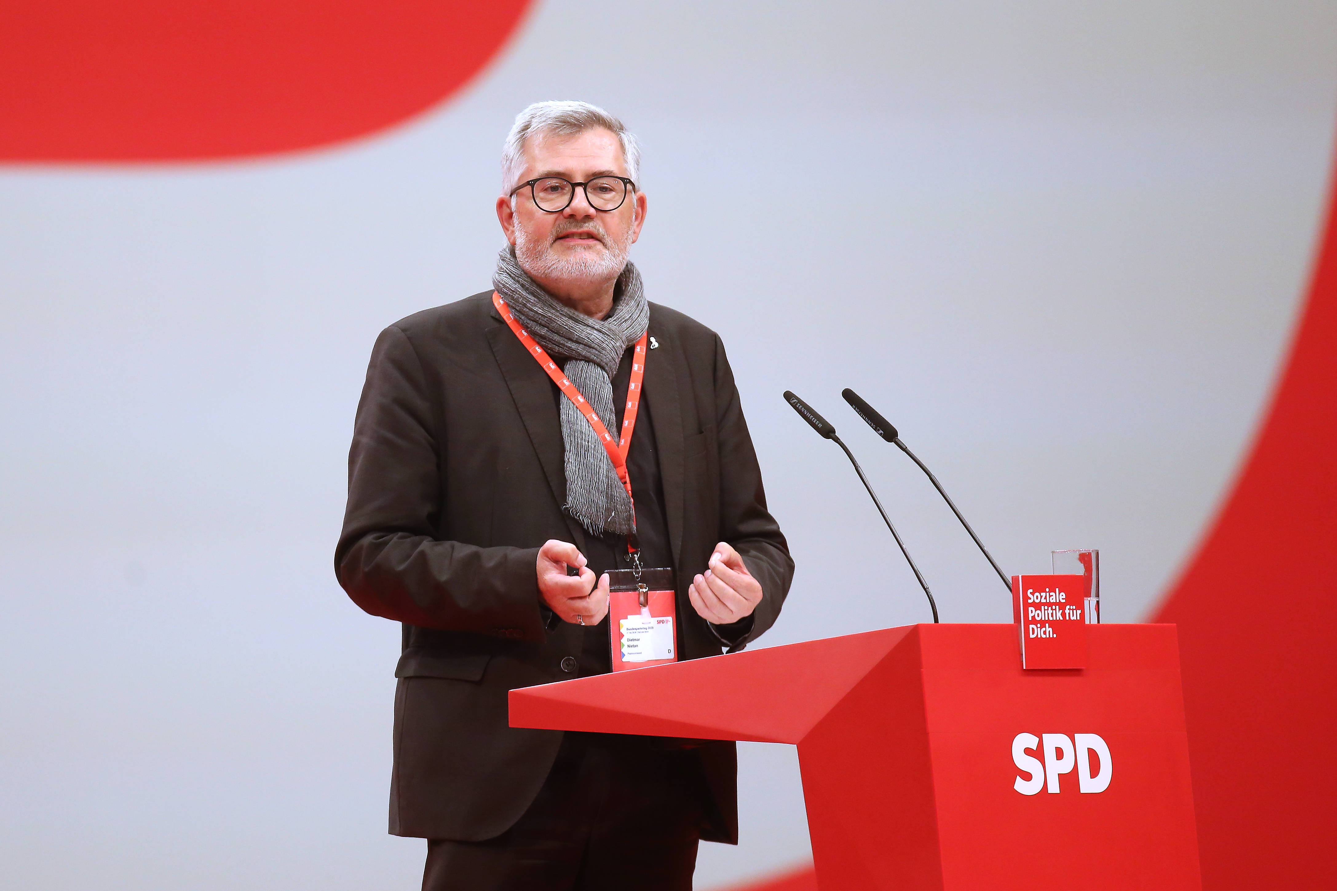 Dietmar Nietan am Redepult des SPD-Parteitags