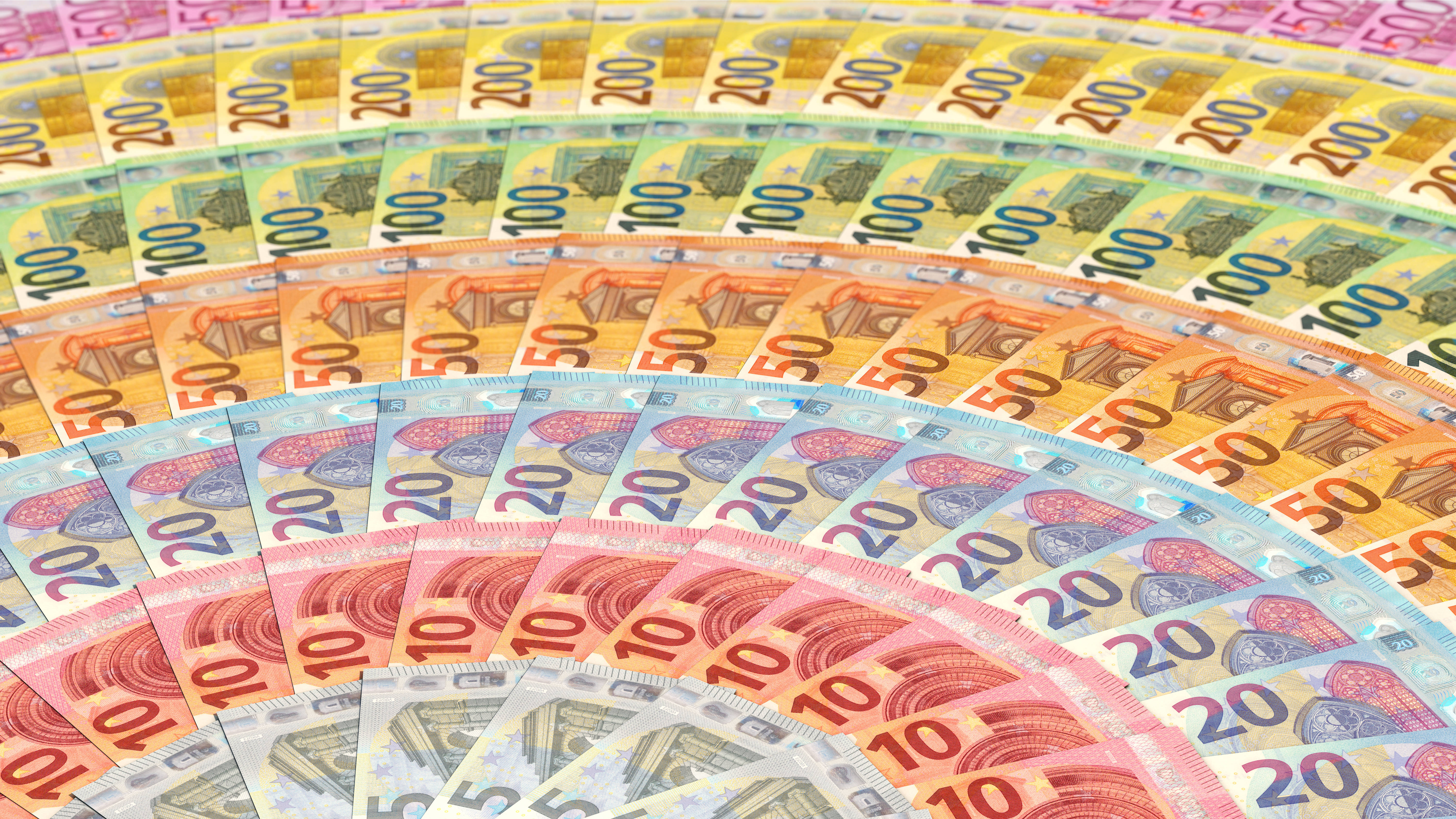 Bunte Geldscheine von 5 bis 500 Euro fächerförmig ausgelegt