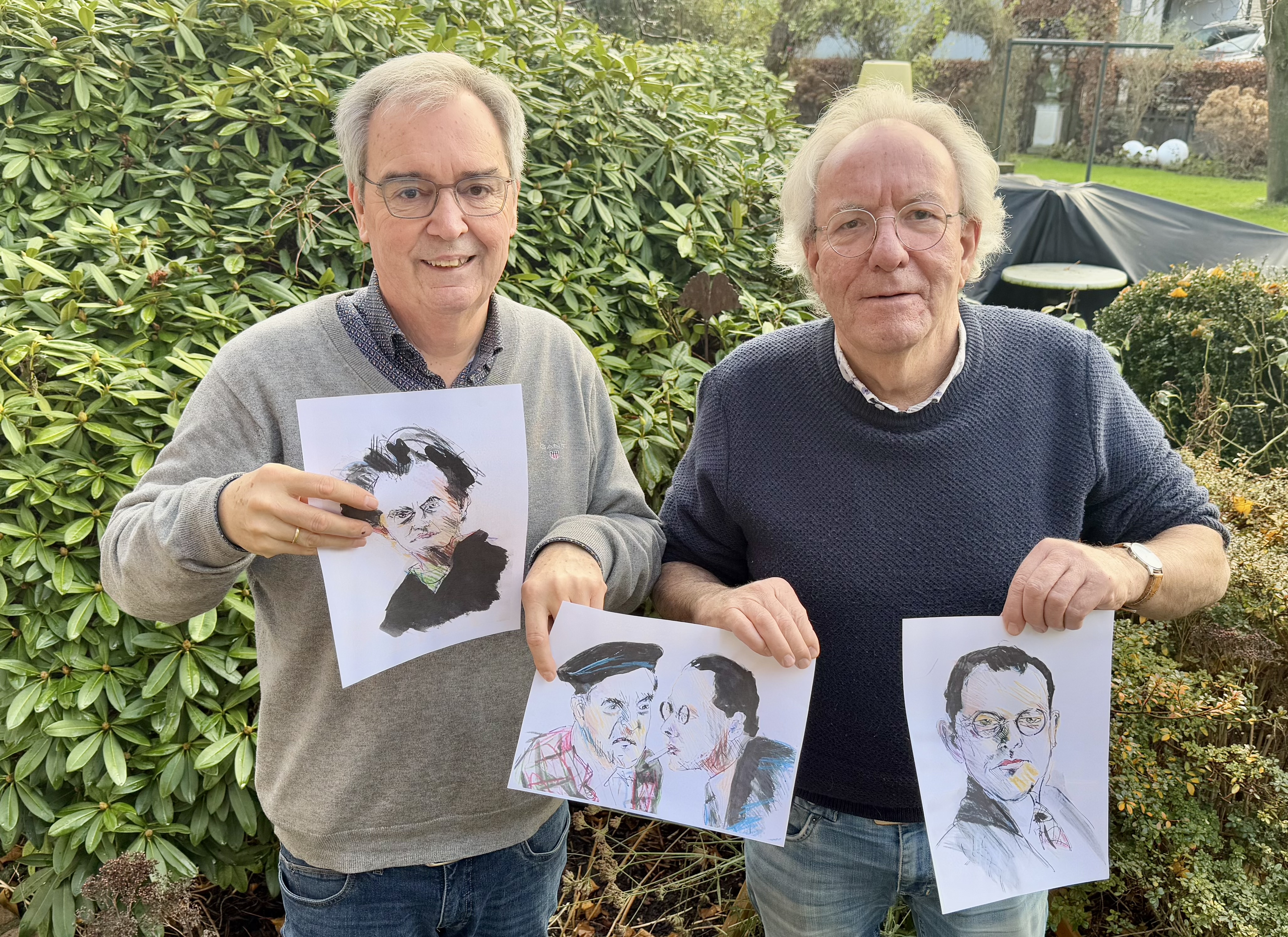 Josef Gietemann und Willem van het Hekke im Garten vor einem Busch