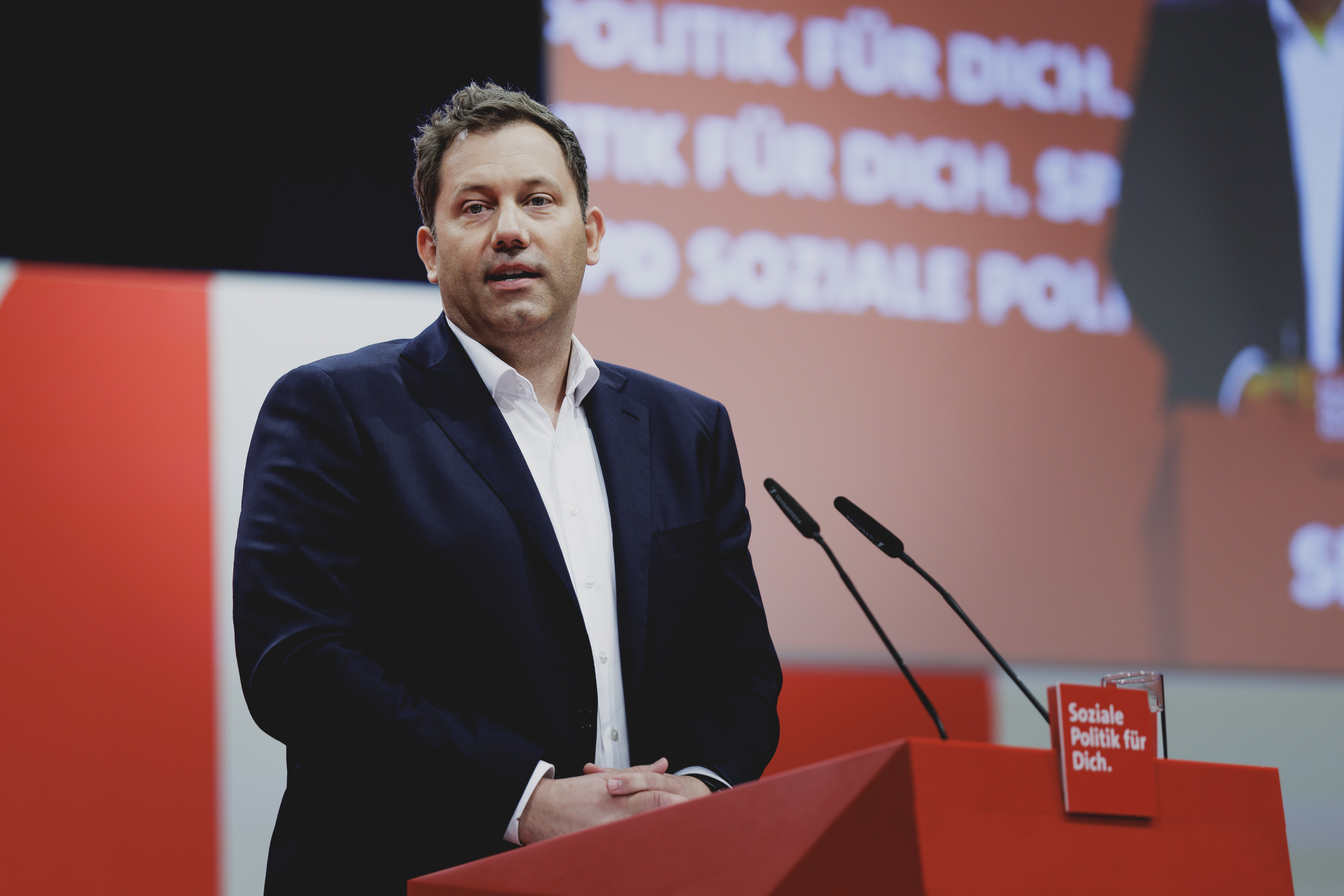 Der SPD-Vorsitzende Lars Klingbeil am Redepult auf dem Bundesparteitag in Berlin