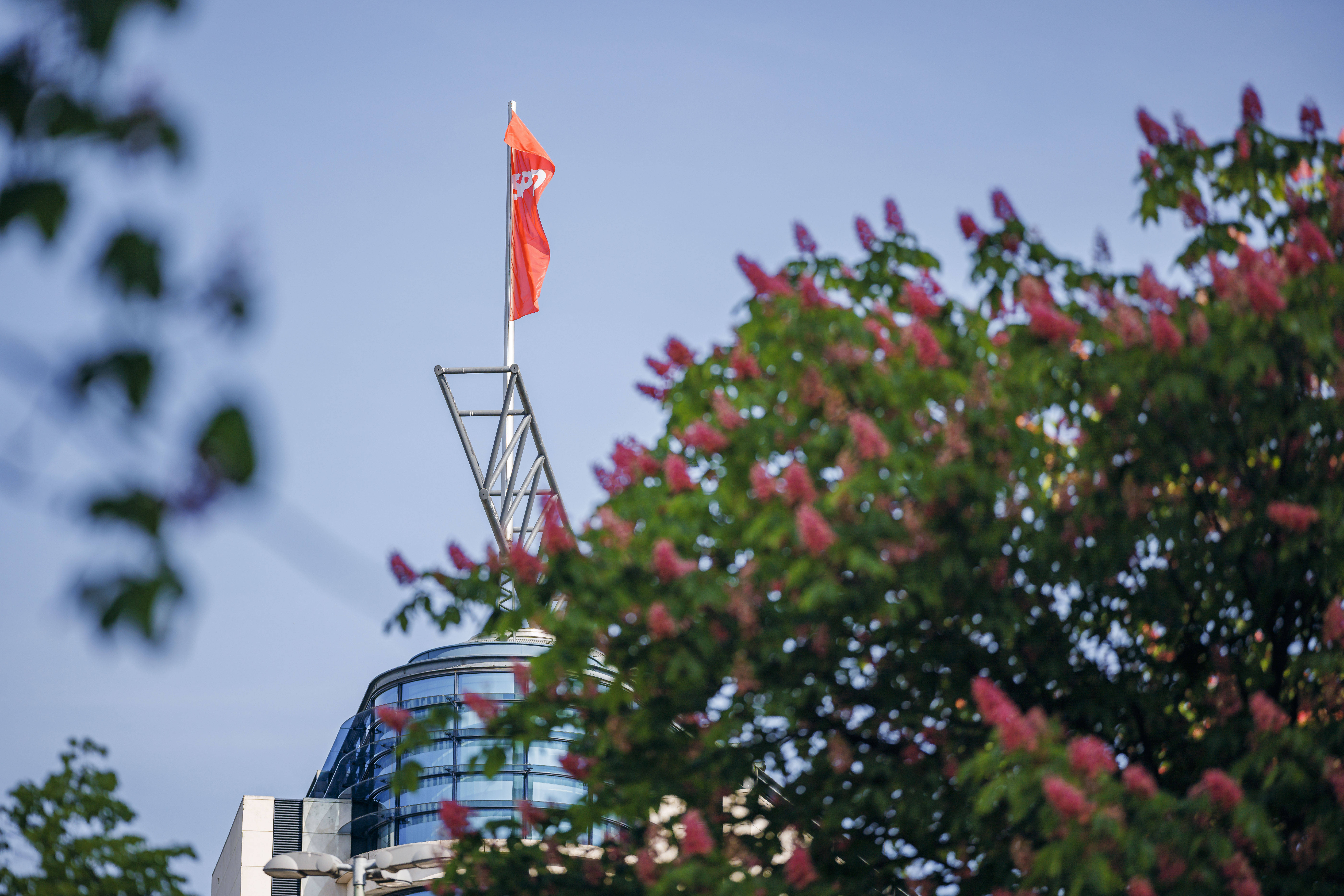 Rote SPD-Fahne auf dem Willy-Brandt-Haus in Berlin