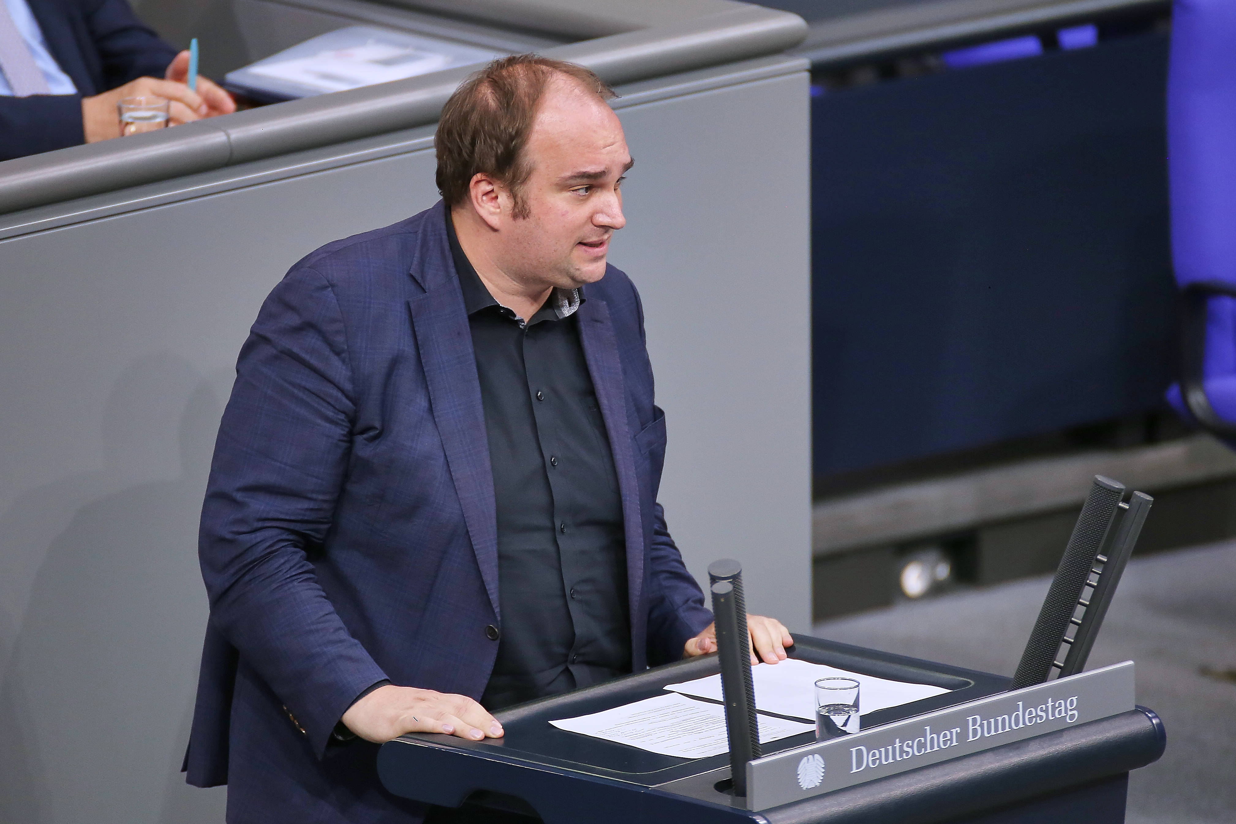 Sebastian Roloff steht im Bundestag am Rednerpult.