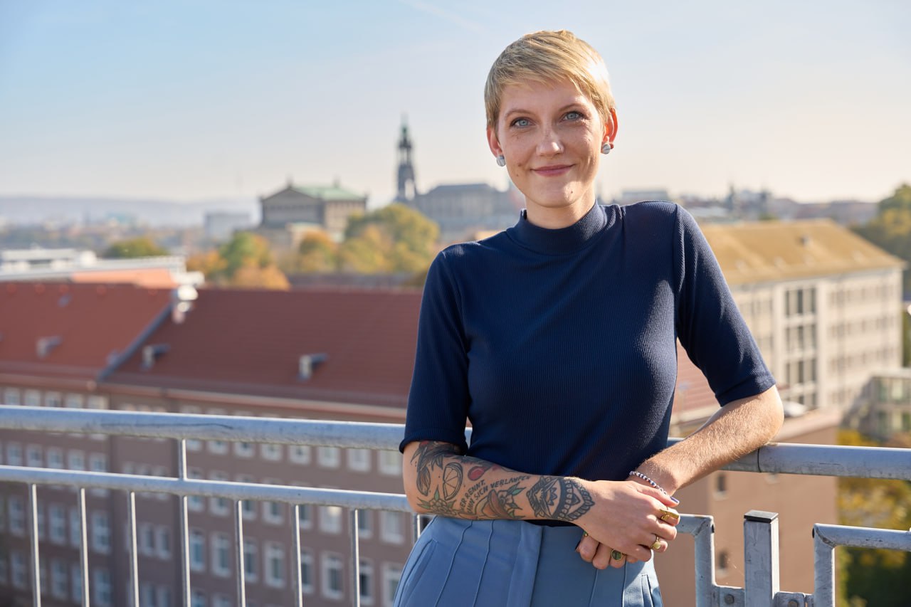 Sophie Koch, die Queer-Beauftragte der Bundesregierung, betont: „In einer Gesellschaft, in der Minderheiten diskriminiert werden, kann niemand auf Dauer vor Diskriminierung sicher sein.“