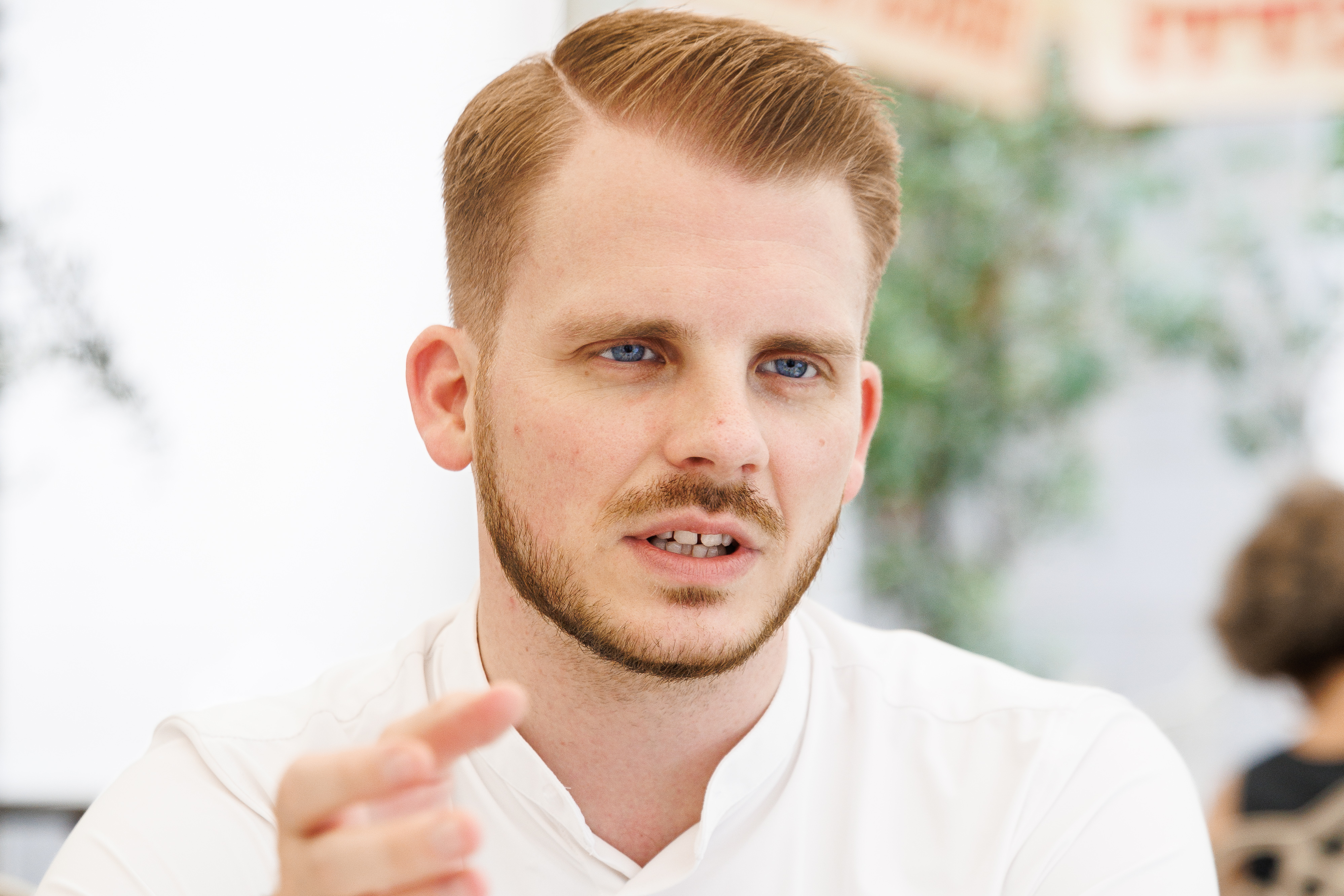 Aufnahme von Tim Klüssendorf in einer Interview-Situation
