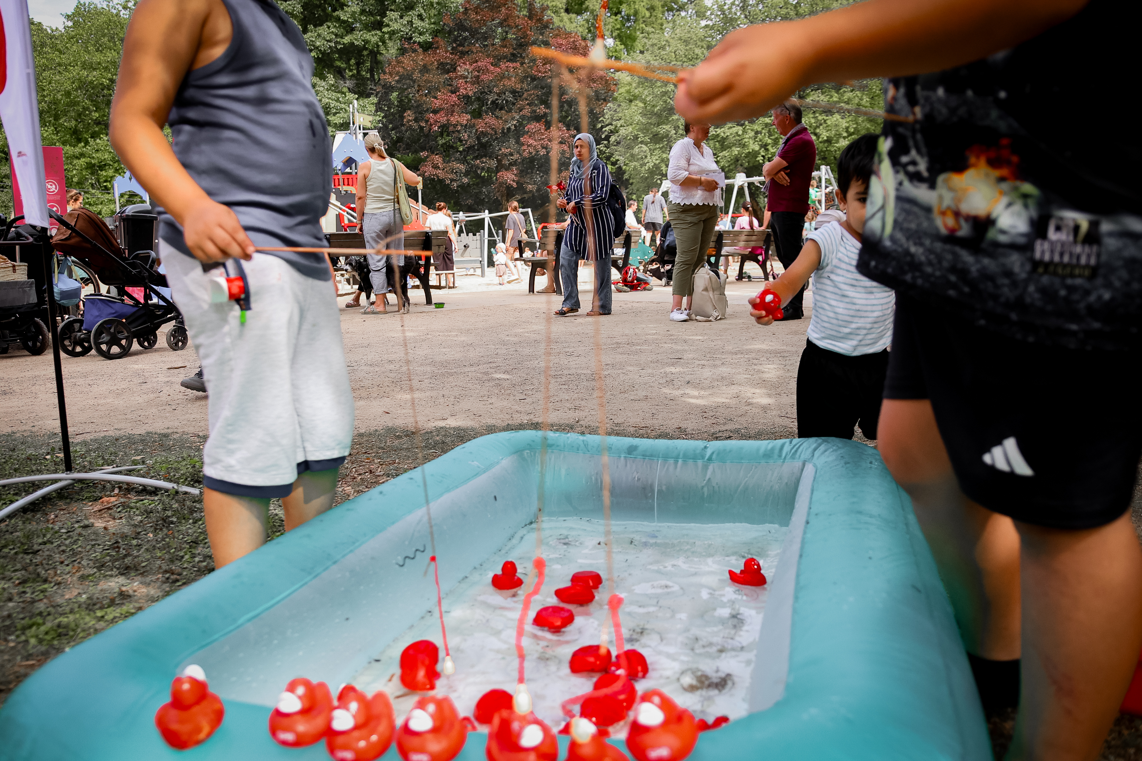 Spielplatzfest der NRWSPD: Beim Entenangeln ist Geschicklichkeit gefragt.