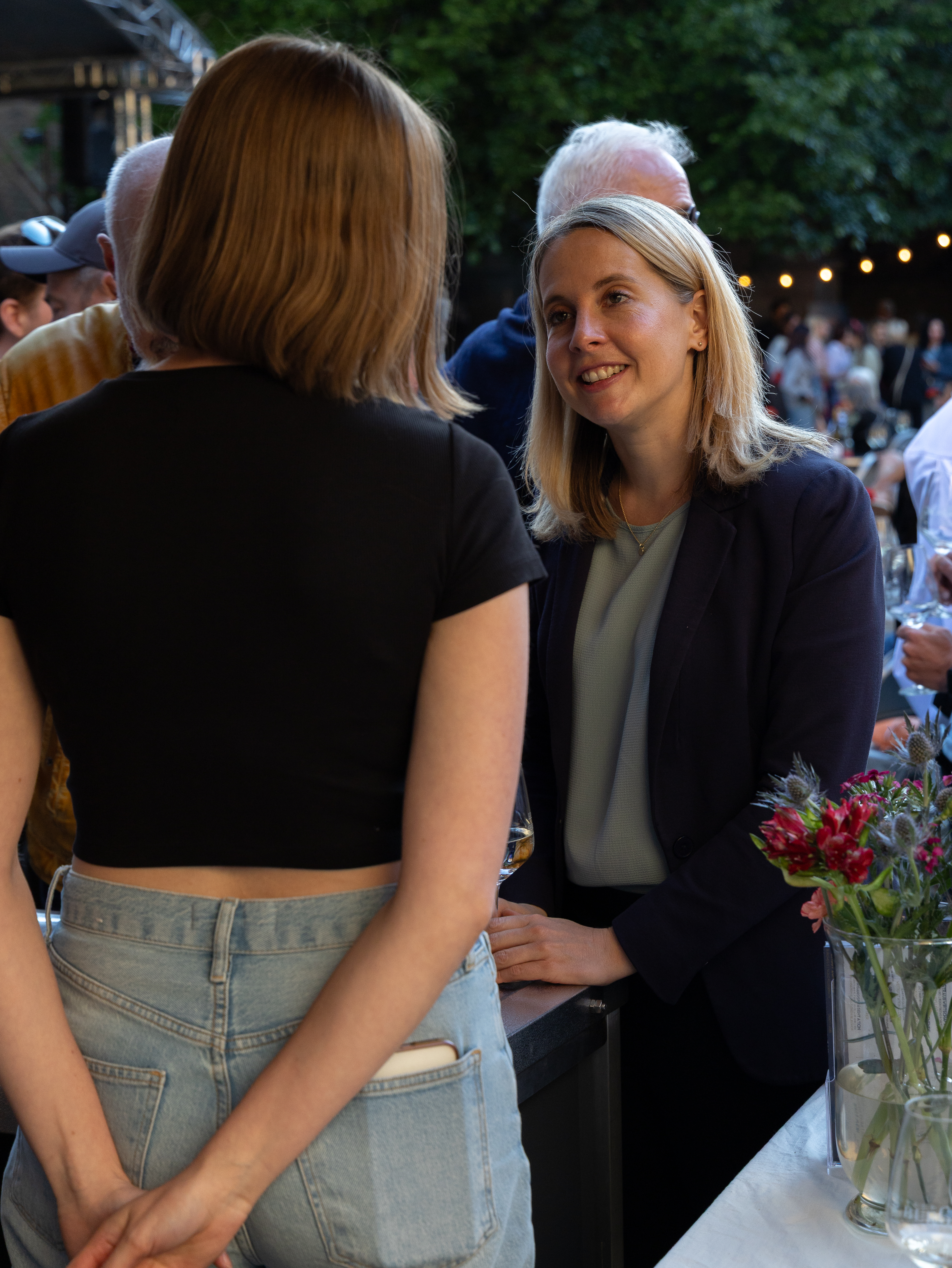 Bauministerin Verena Hubertz im Gespräch mit einer jungen Frau