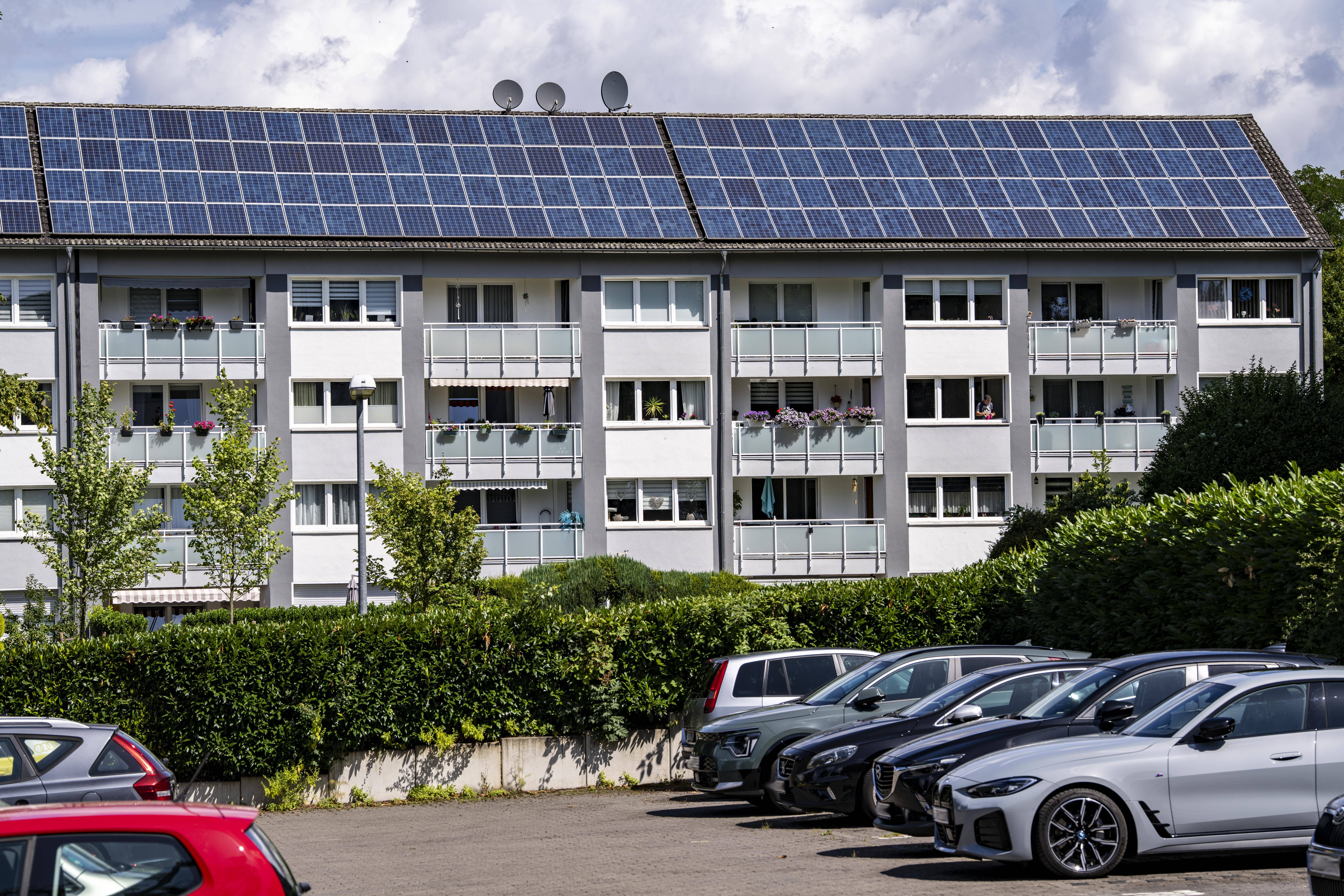 Mehrfamilienhaus mit Solarzellen auf dem Dach