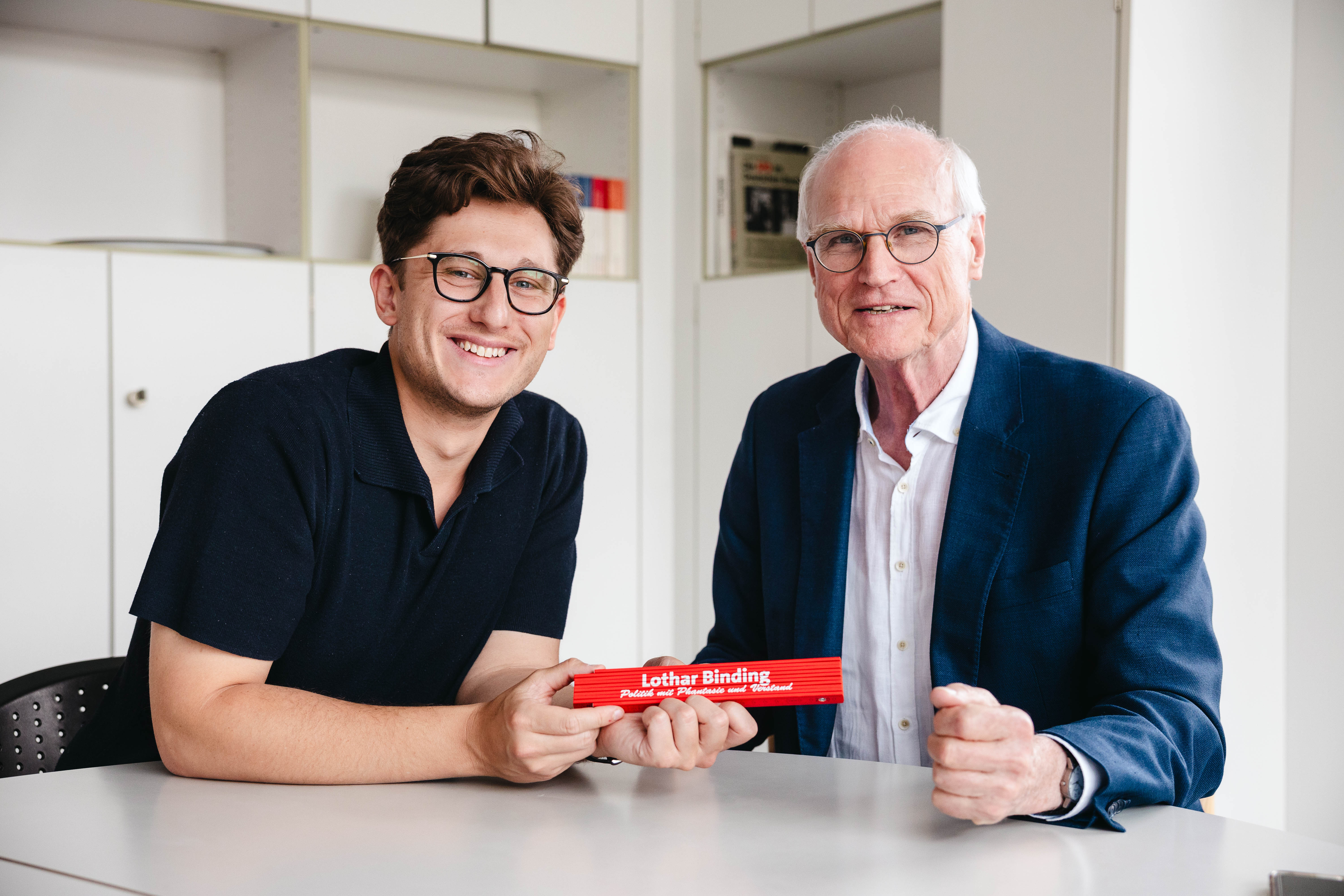 Philipp Türmer und Lothar Binding mit Zollstock in der vorwärts-Redaktion