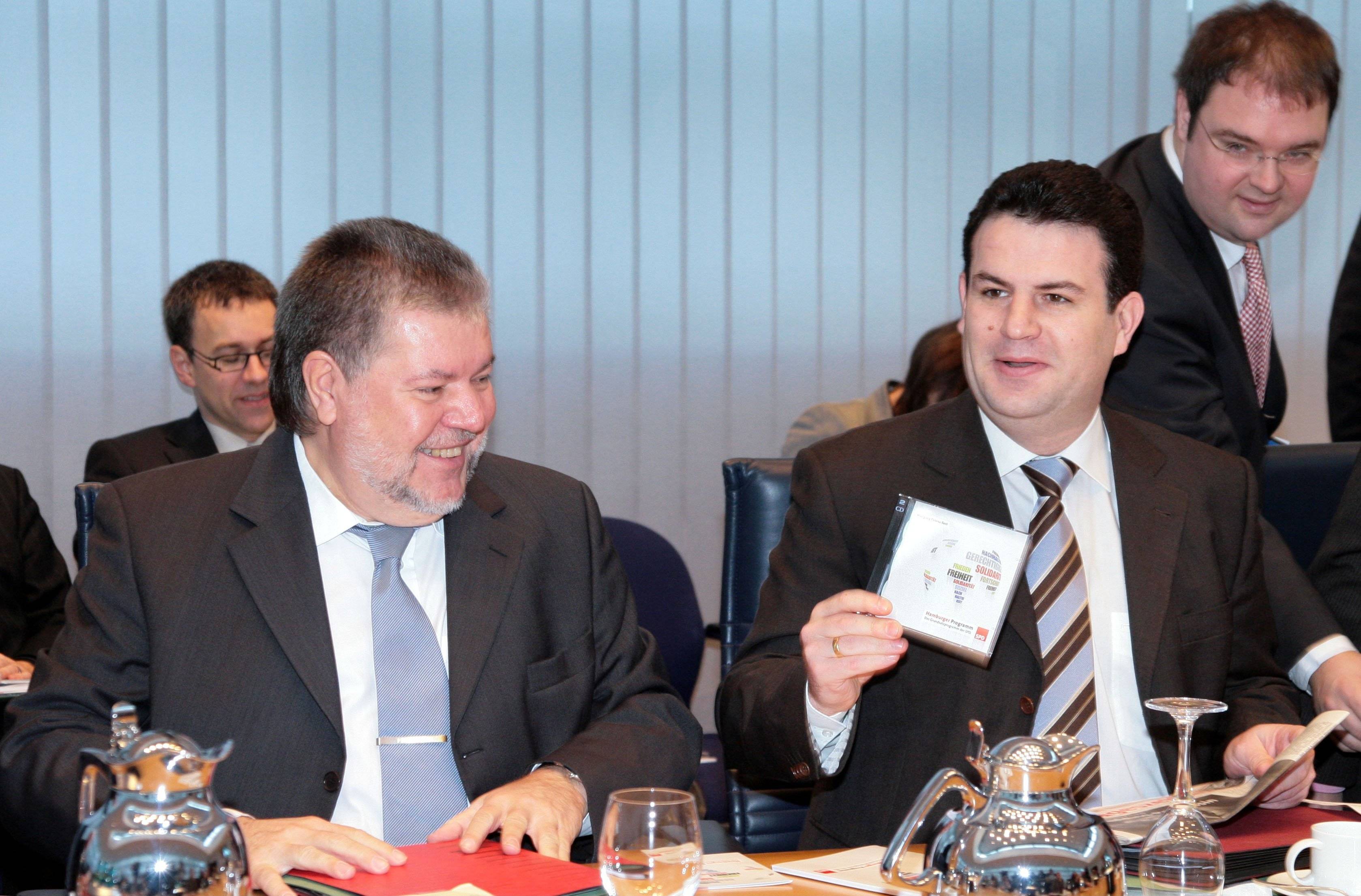 Damals frisch auf CD-ROM: Ex-SPD-Chef Kurt Beck und Ex-Generalsekretär Hubertus Heil mit dem Hamburger Programm von 2007