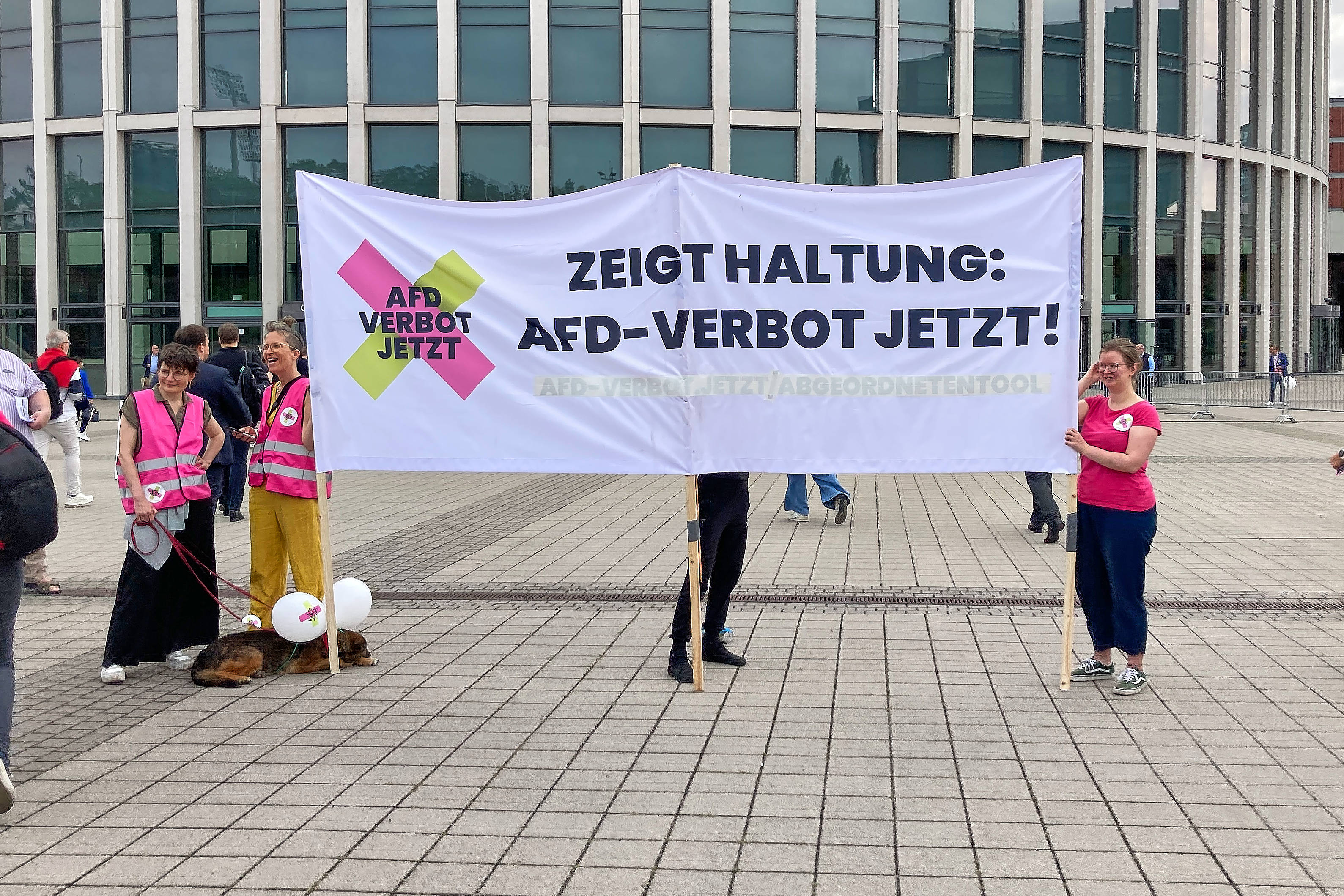 Demonstranten fordern am SPD-Bundesparteitag ein AfD-Verbot.