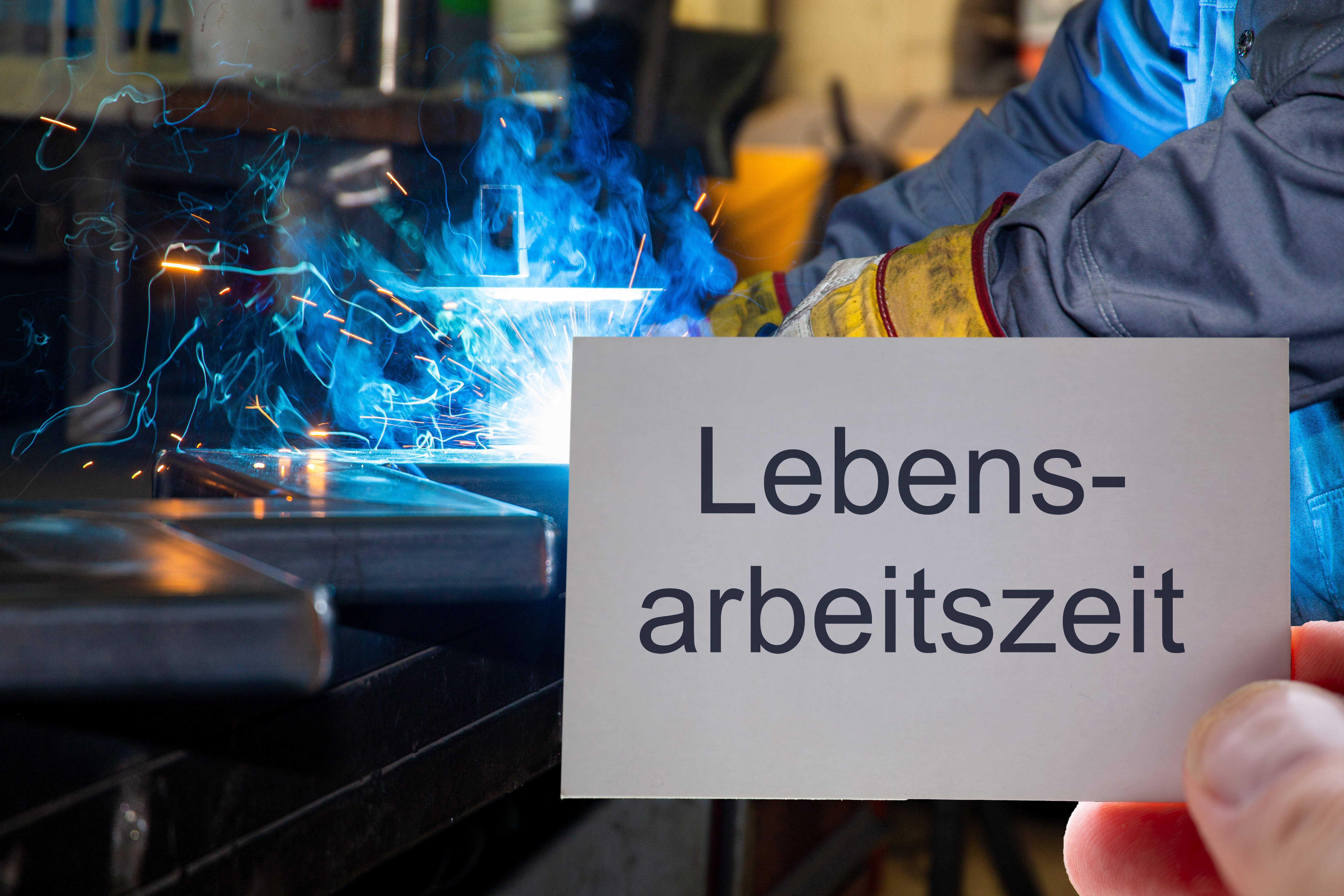 Symbolfoto mit der Aufschrift Lebensarbeitszeit