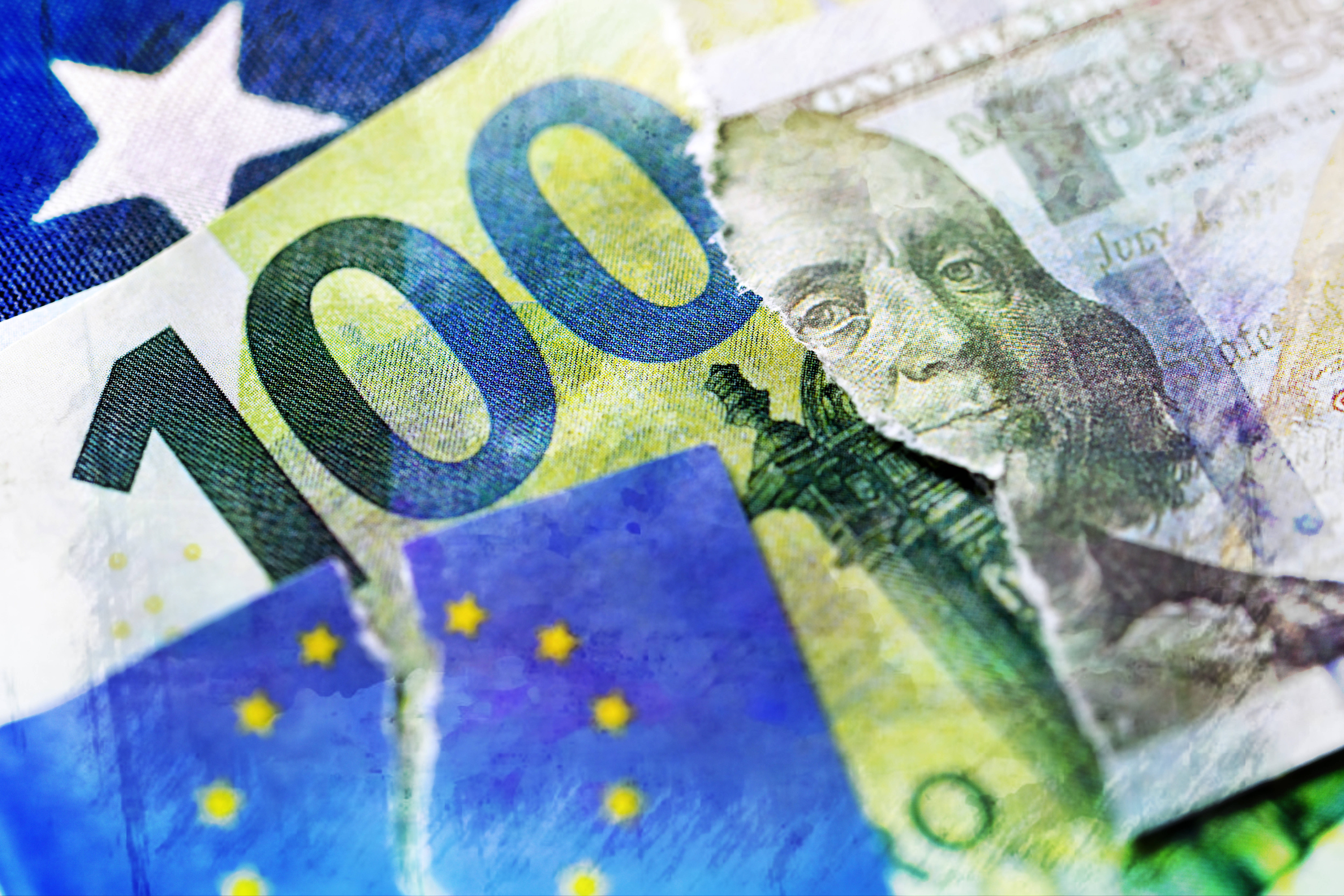 Symbolfoto mit einem Euro- und einem Dollargeldschein
