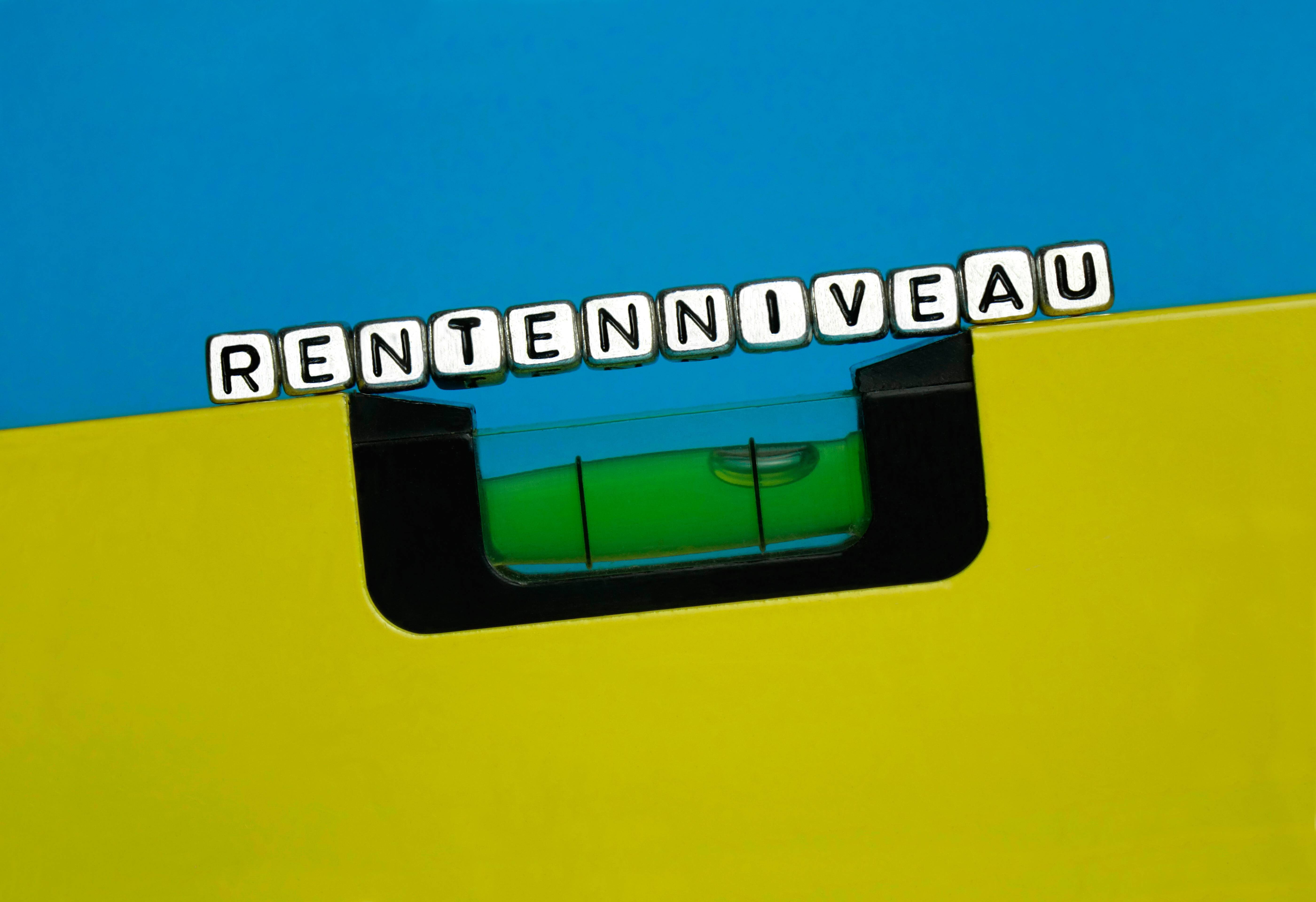 Symbolfoto einer Waage mit der Aufschrift Rentenniveau