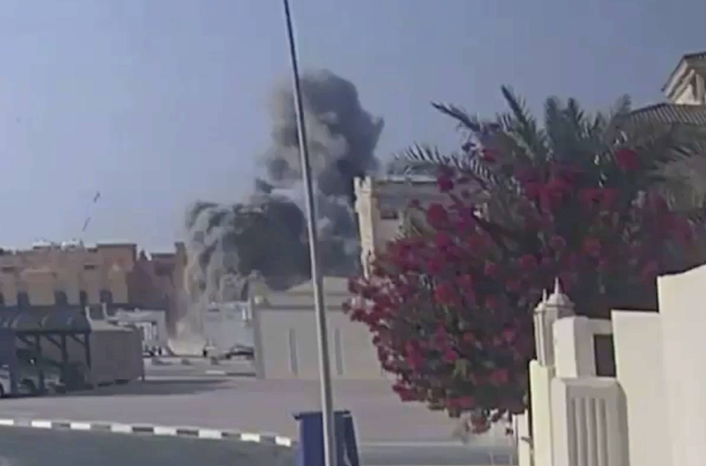 Bombenexplosion mit Staubwolke in einer Straße in Doha