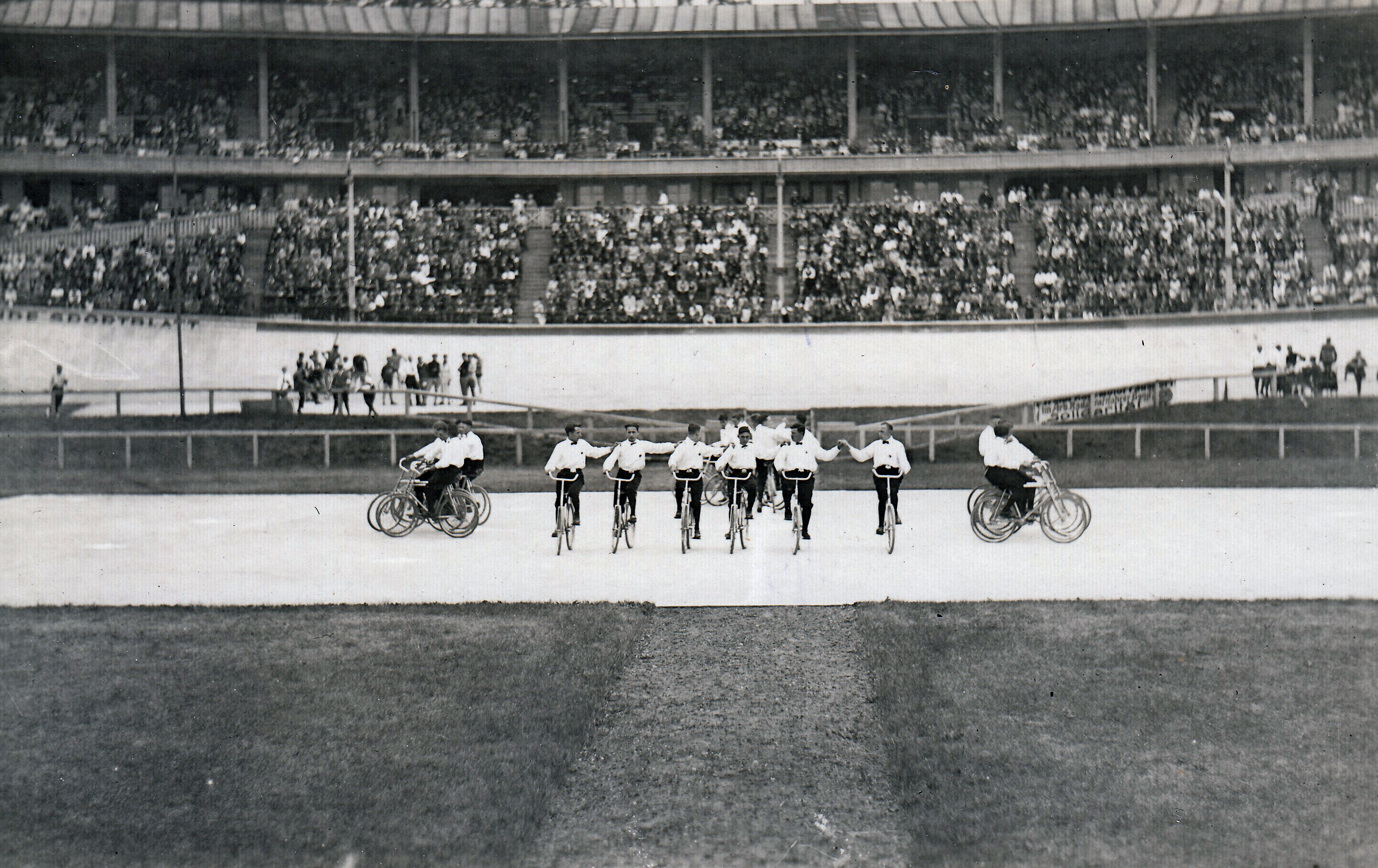 Schwarz-Weiß-Aufnahme eines Fahrradwettkampfs bei der ersten Arbeiterolympiade 1925