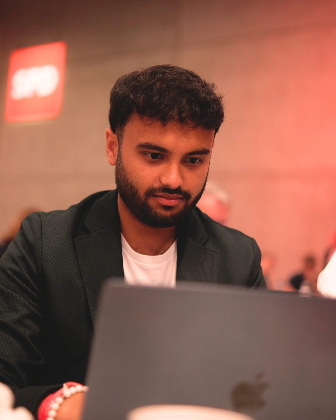 SPD-Politiker Assad Hussain am Computer.