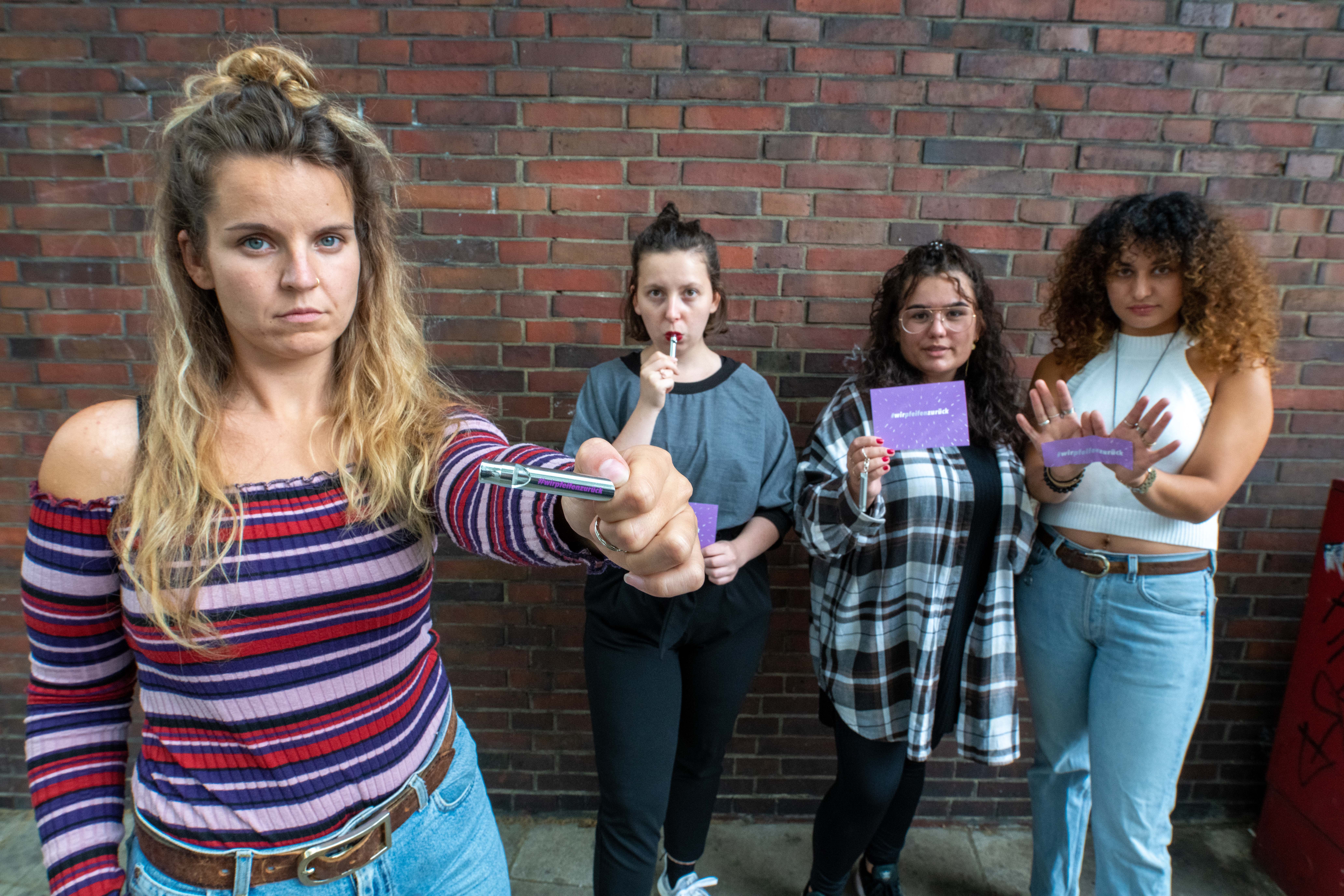 Nein zu „Catcalling“:  Ein Gruppe junger Frauen in Gelsenkirchen leistet mit der Aktion „Wir pfeifen zurück“ Widerstand gegen verbale sexuelle Belästigung