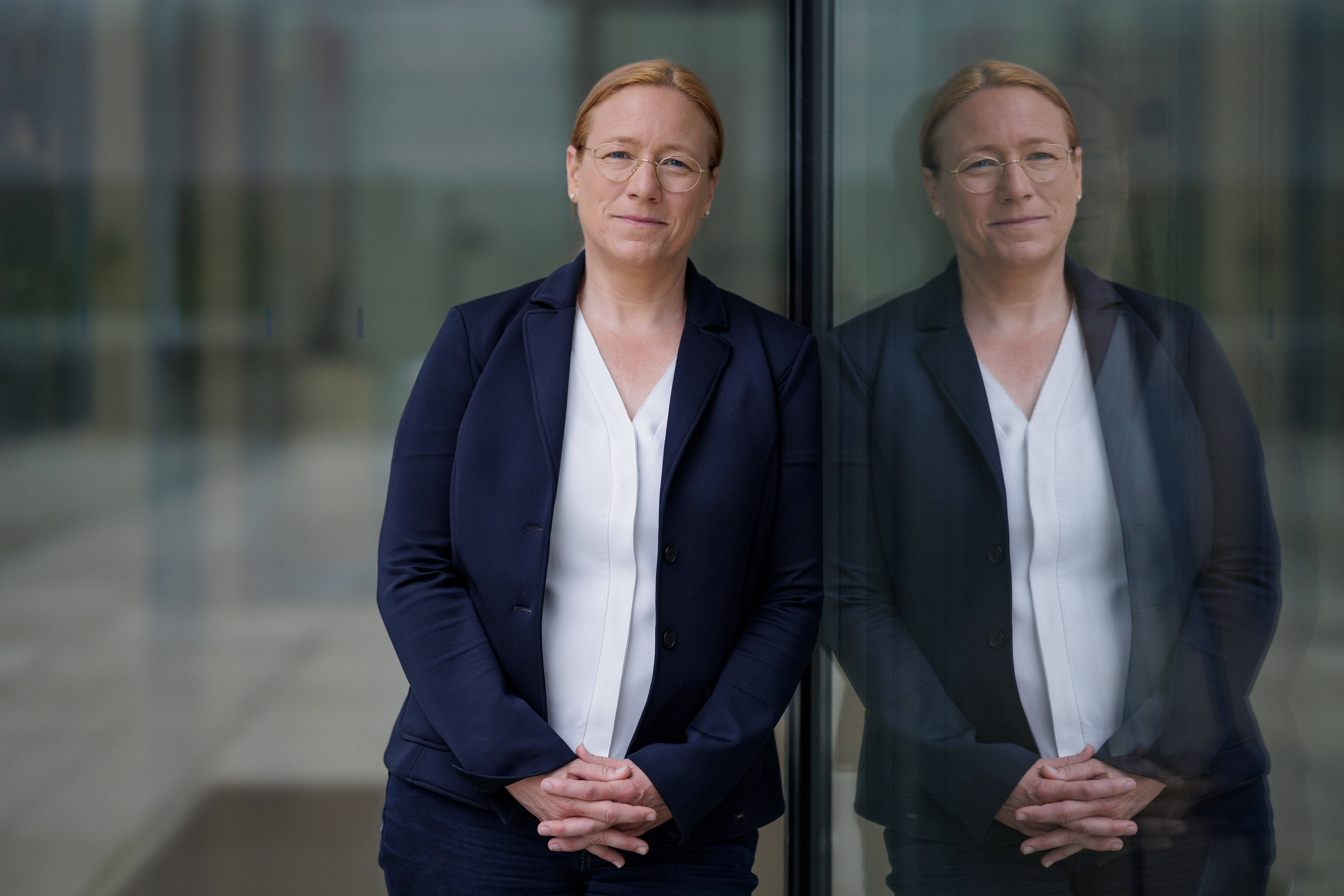 Foto der stellvertretenden SPD-Fraktionsvorsitzenden Dagmar Schmidt mit Spiegelung in einer Scheibe