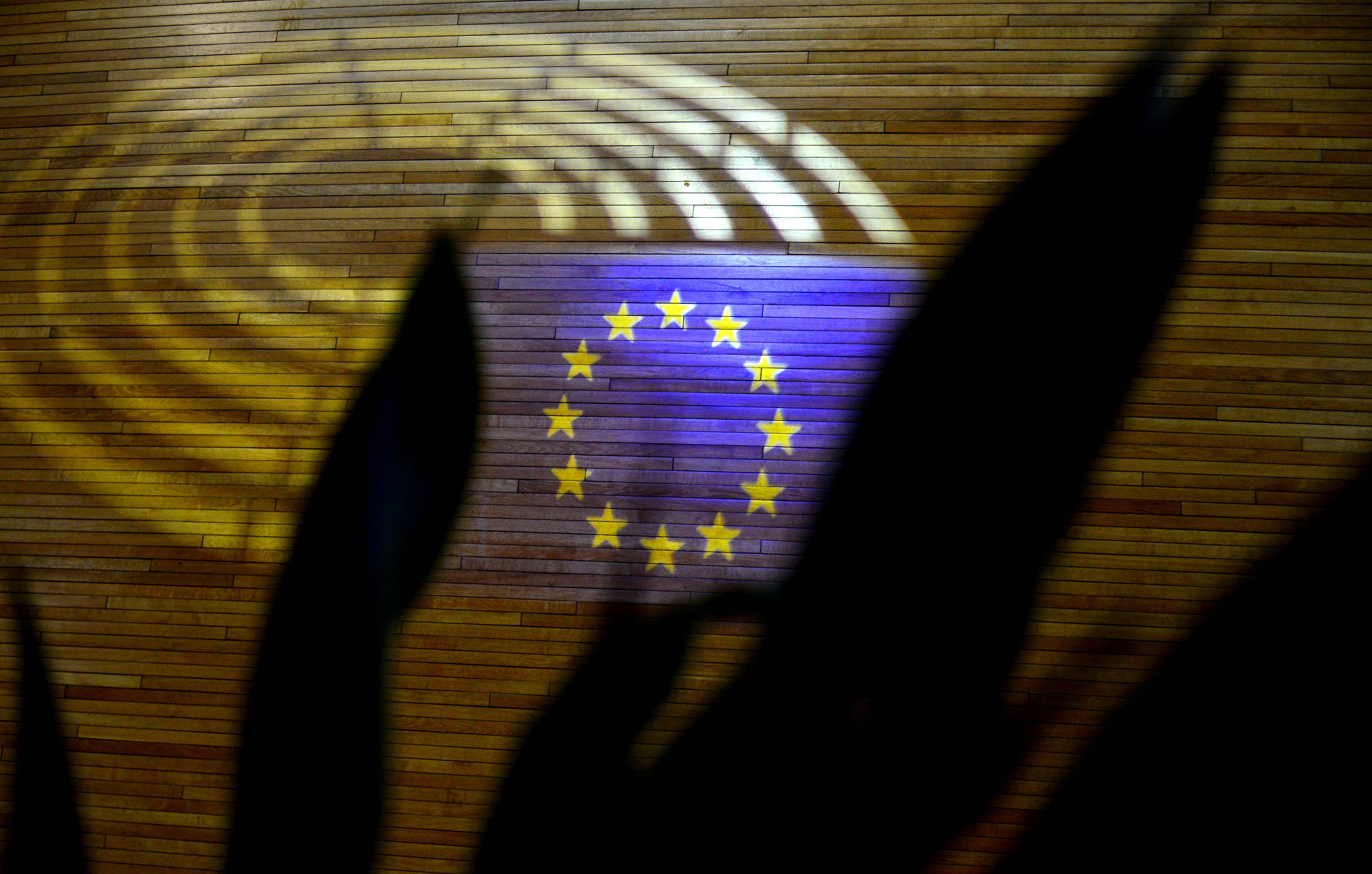 Projektion der Europaflagge auf eine Holzwand
