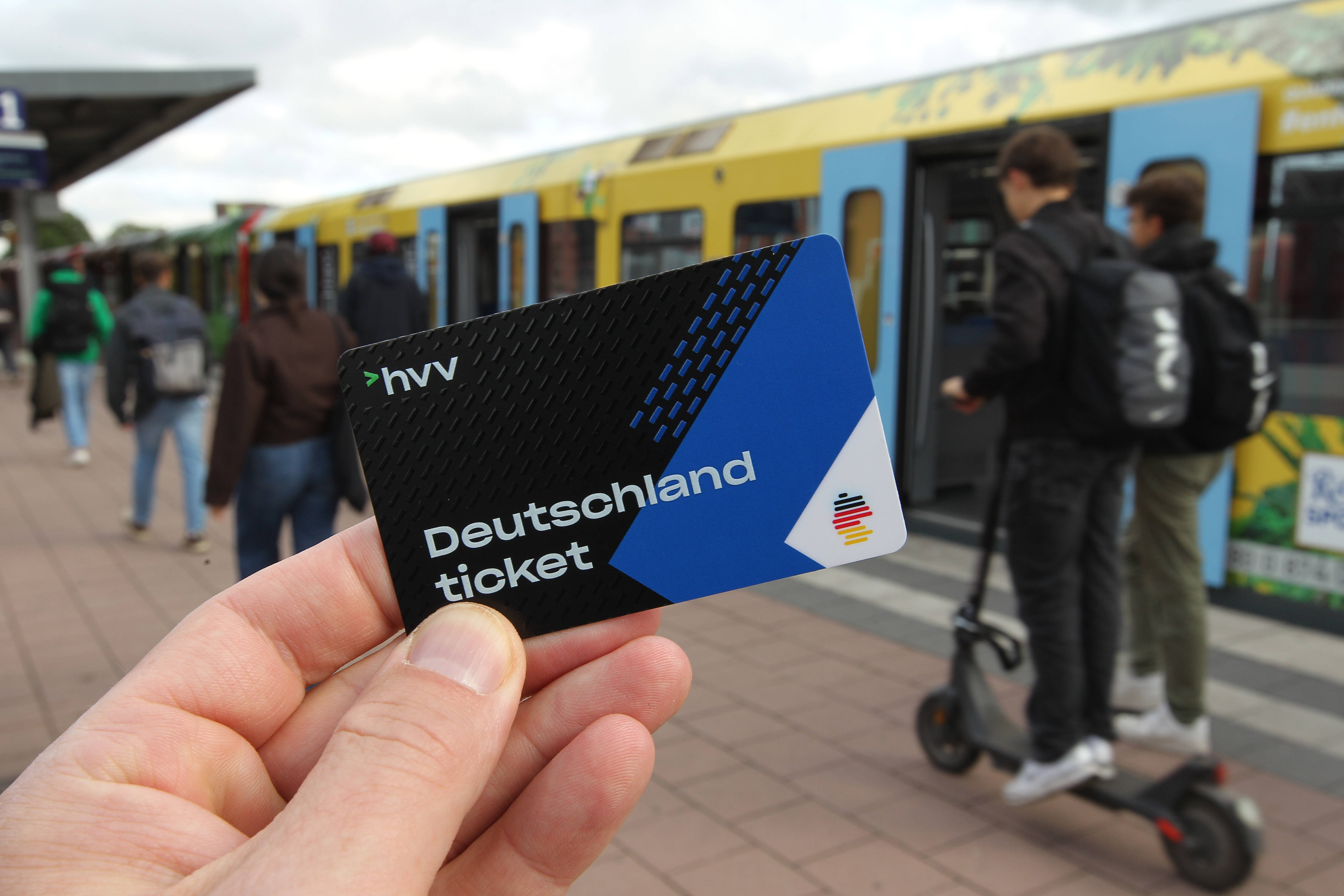 Ein Mann zeigt sein Deutschlandticket am Bahnsteig in Hamburg
