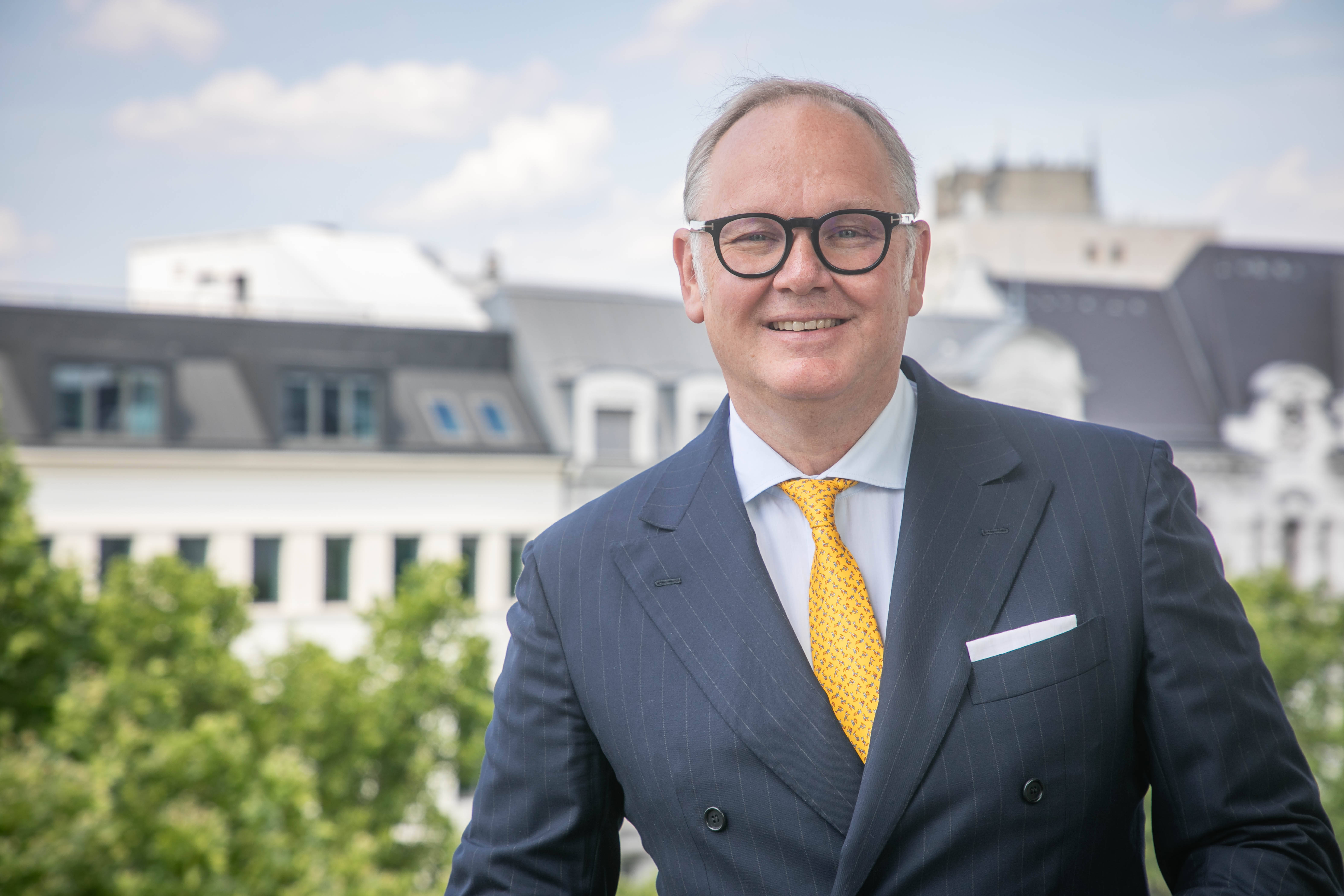 Porträt von Harald Christ im blauen Sakko mit gelber Krawatte