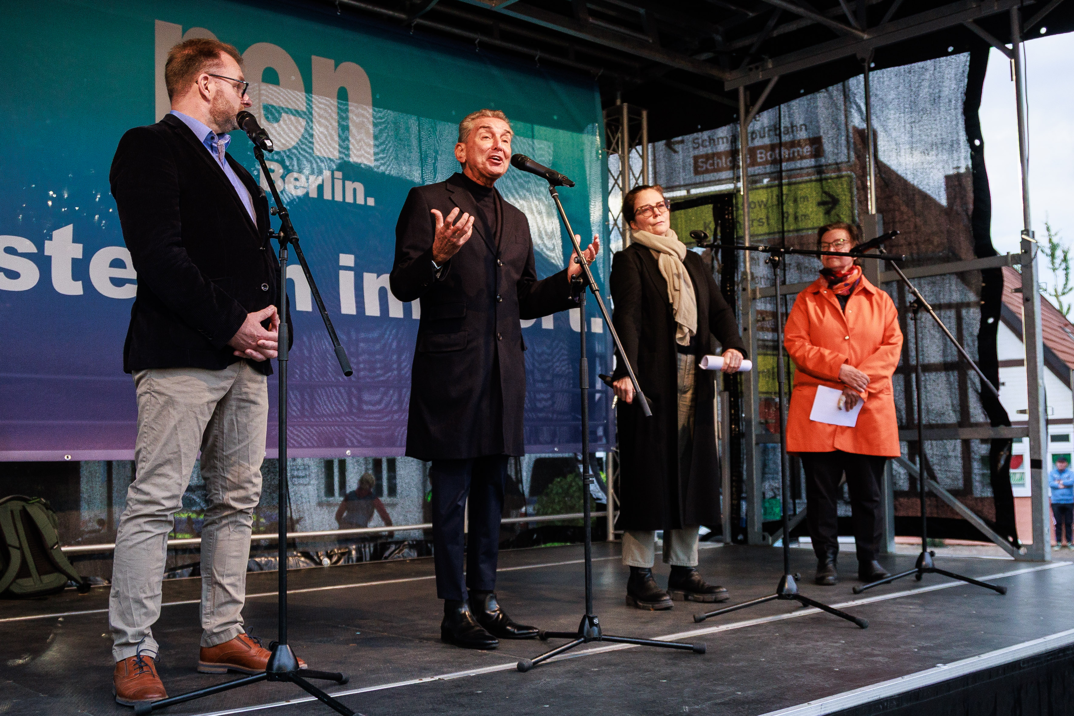 Oliver Hintz, Michel Friedman, Thea Dorn und Miro Zahra auf einer Bühne vor Mikrofonen.