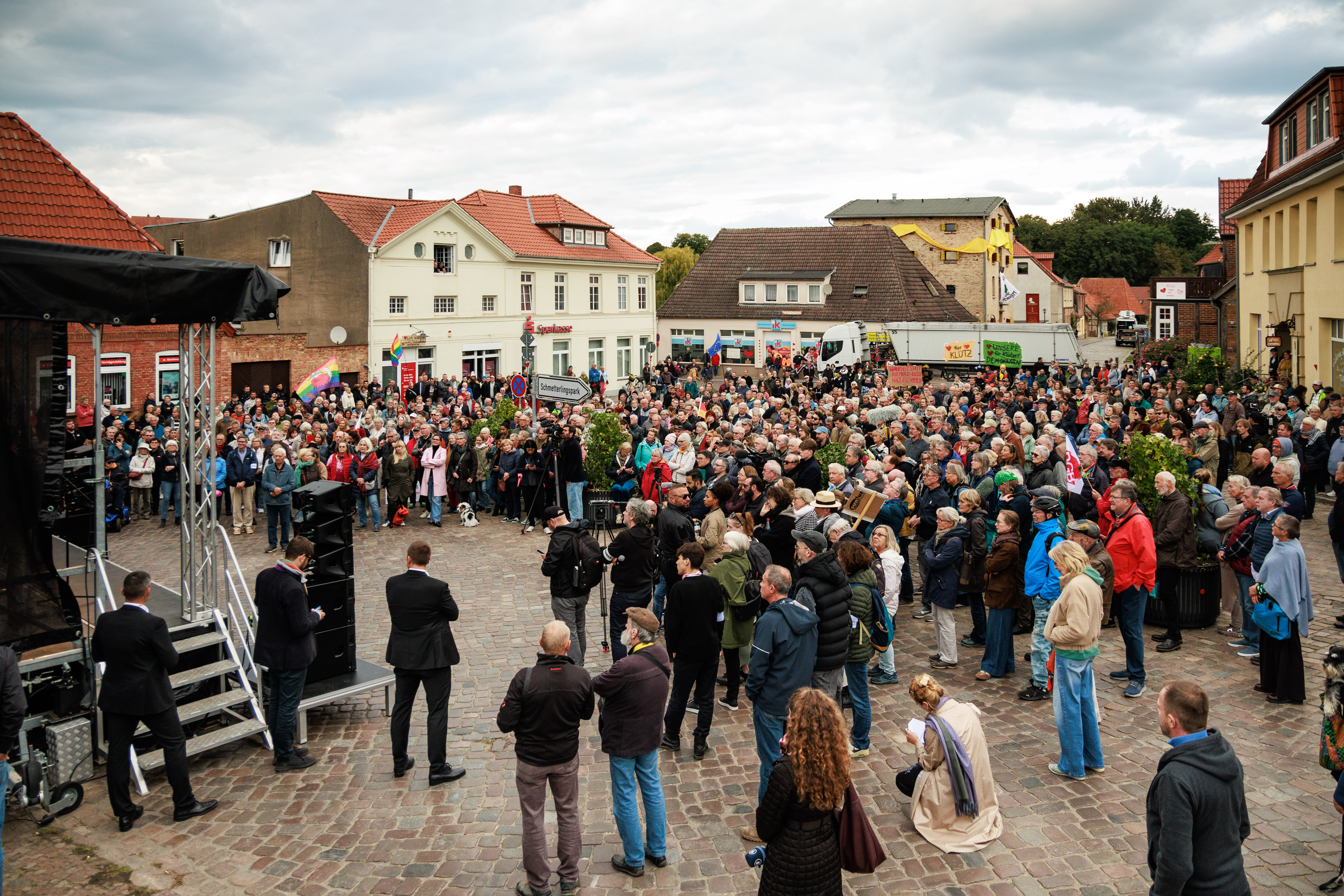 Eine Menschenmenge auf einem Marktplatz.
