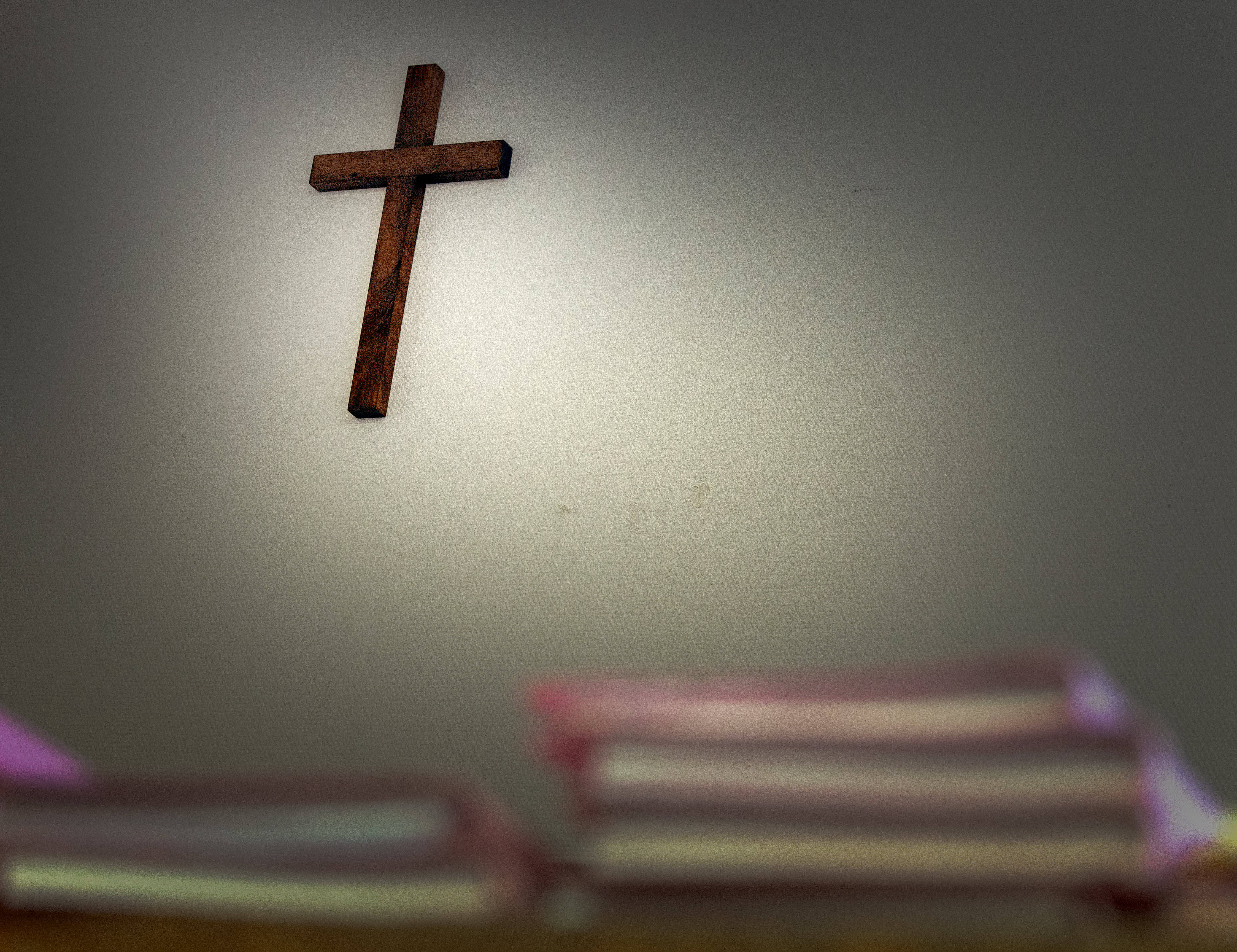 Umstritten: ein Kreuz im Gerichtssaal. Sollen in Räumen der unabhängigen Justiz religiöse Symbole präsentiert werden oder ist das mit der weltanschaulichen Neutralität des Staates nicht vereinbar? Darüber wird seit Jahren gestritten. 