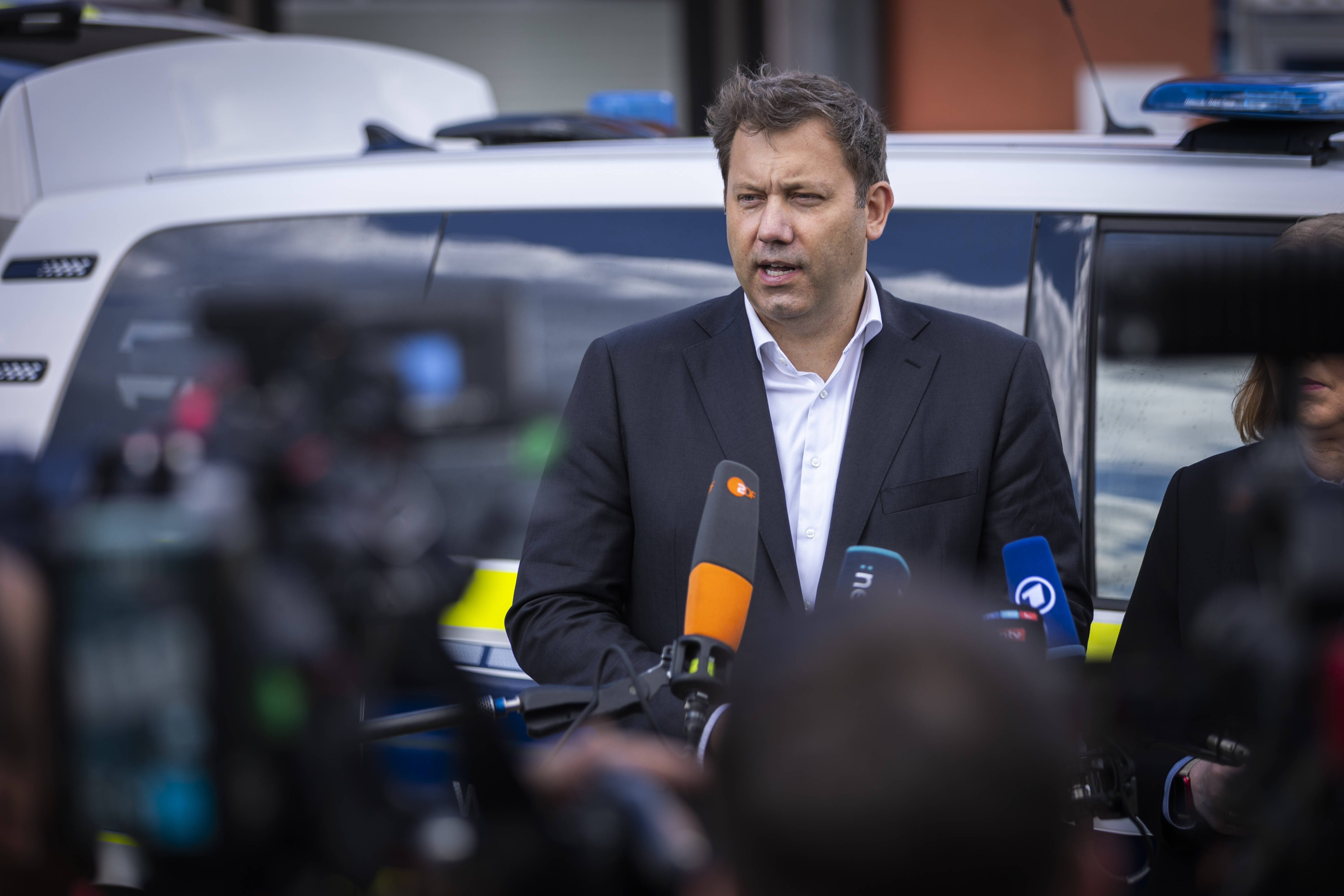 SPD-Chef Lars Klingbeil besucht eine Zollkontrolle
