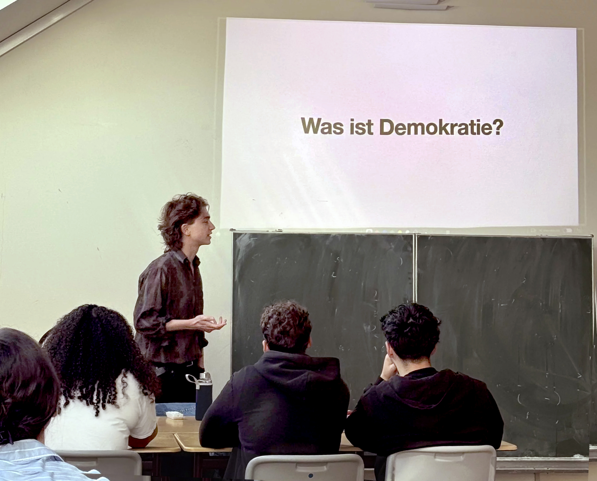 Leonard Kunz leitet Workshops zur Demokratiebildung an Schulen.
