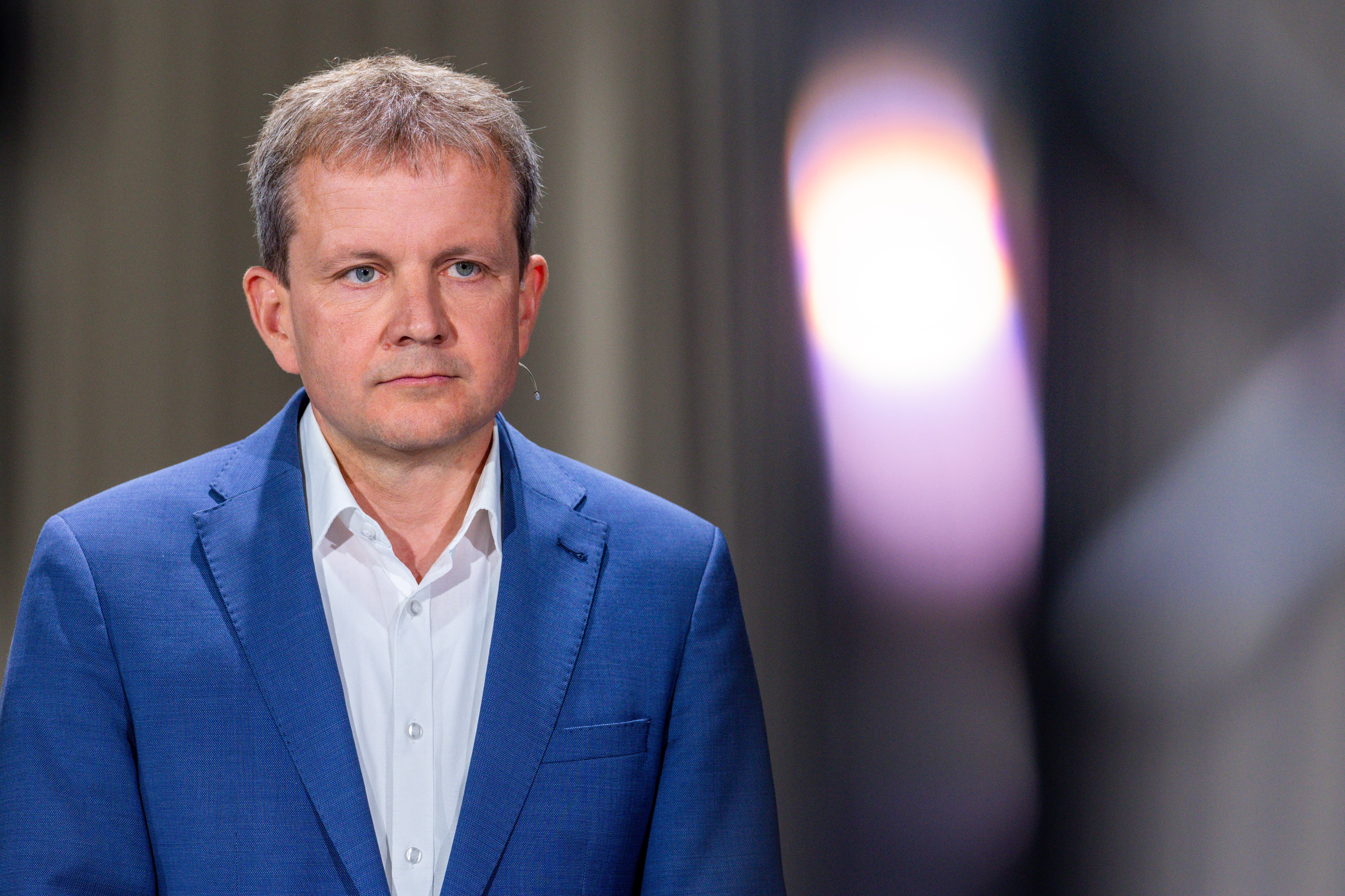 Porträt von Rico Badenschier im blauen Sakko und Hemd