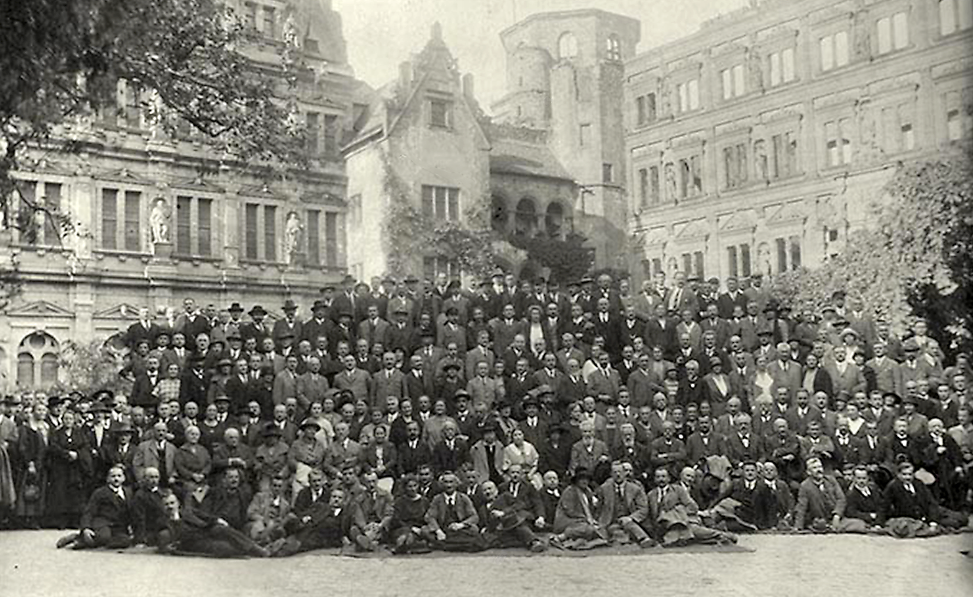 Schwarz-weiß-Aufnahme der Delegierten des SPD-Parteitags 1925 in Heidelberg