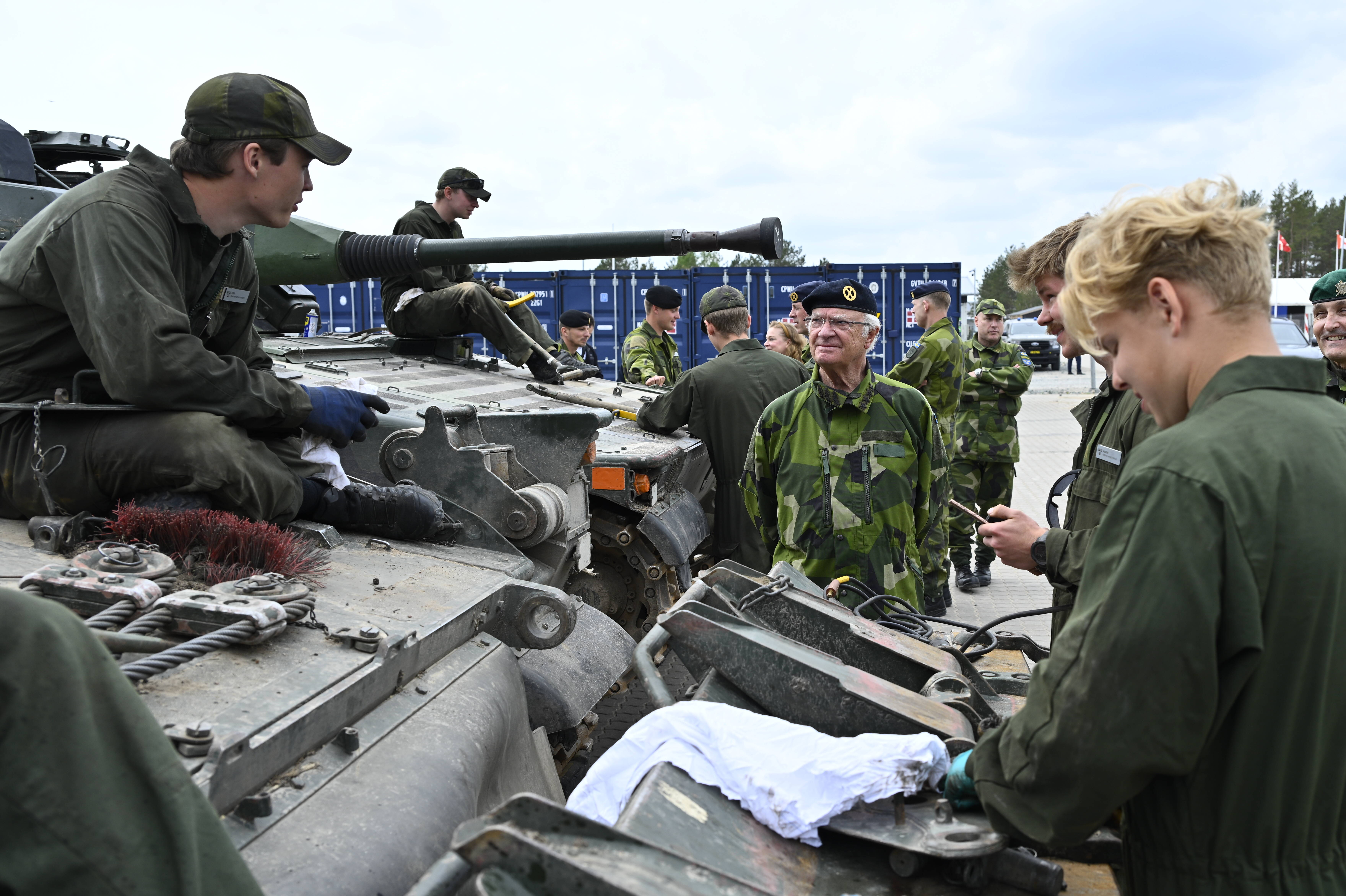 Gemeinsam abwehrbereit: Schwedens König Carl Gustav besucht ein Batalion der schwedischen Streitkräfte in der Nähe der lettischen Hauptstadt Riga während einer Militärübung im Mai 2025.