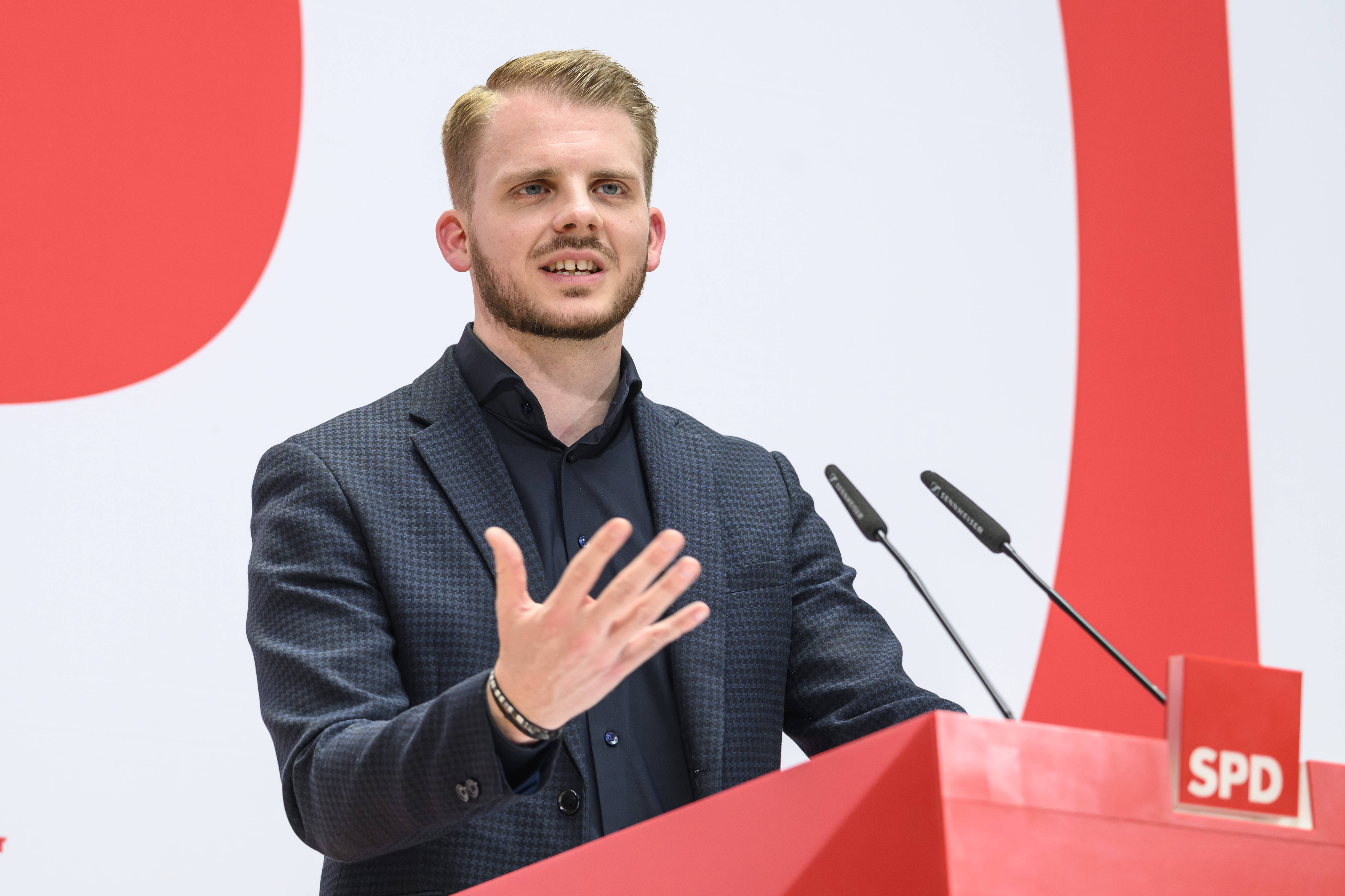 SPD-Generalsekretär Tim Klüssendorf am Rednerpult mit SPD-Logo