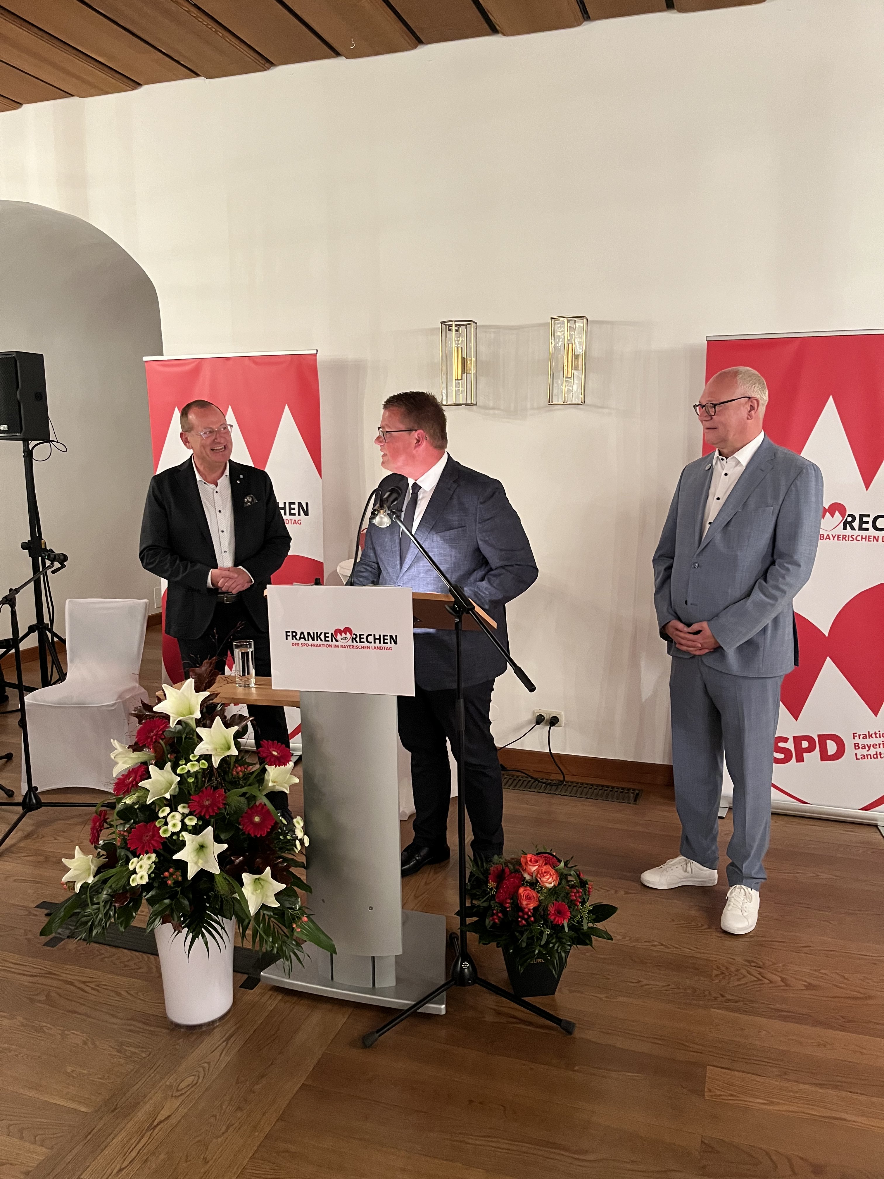 Verleihung des „Frankenrechens“ der SPD-Landtagsfraktion durch den Vorsitzenden Holger Grießhammer (Mitte) an die Kabarettisten Volker Heißmann (l.) und Martin Rassau